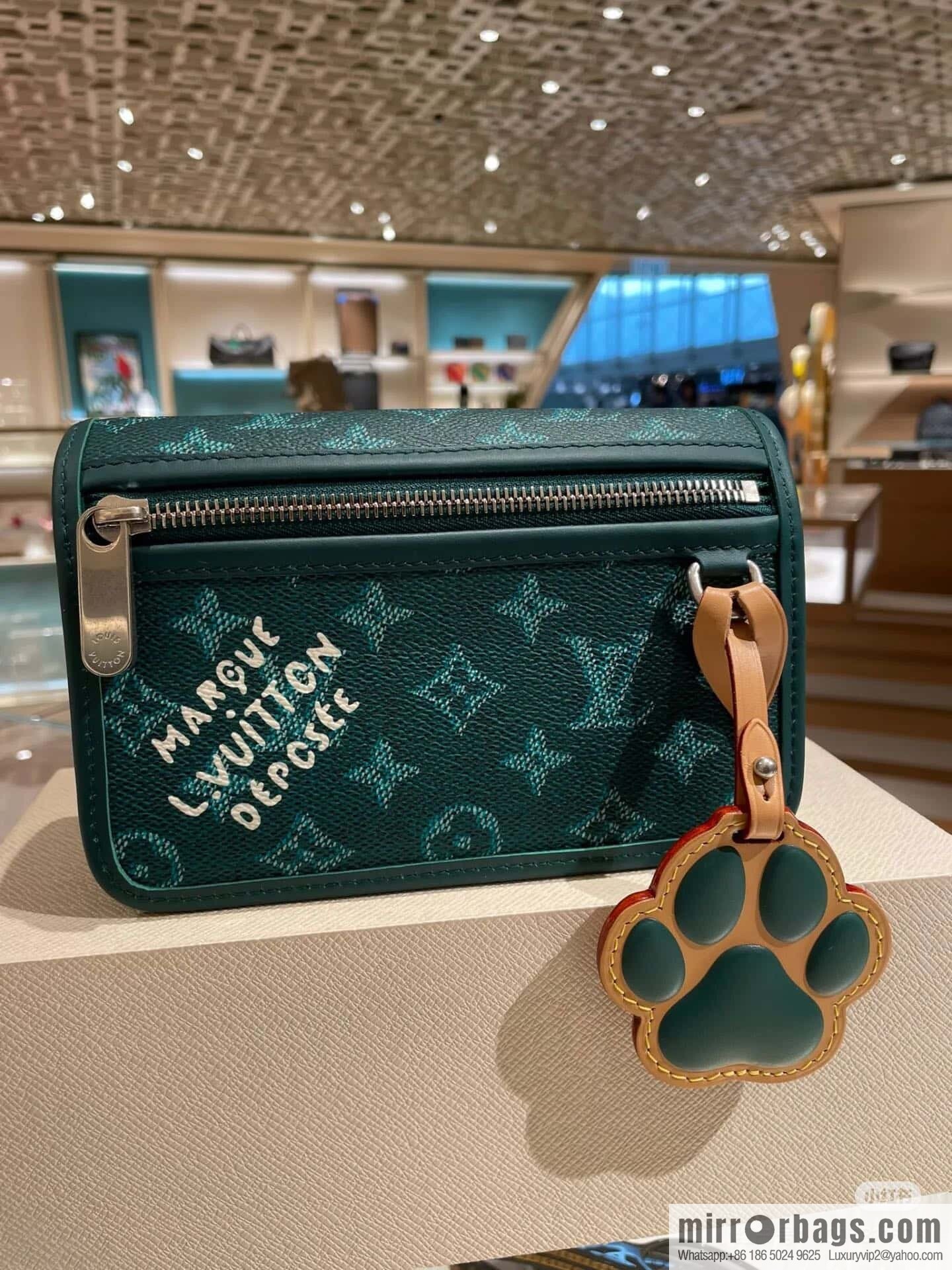 [Boutique‑grade] M12637 green silk screen, men's bag messenger bag series Bosphore mini handbag