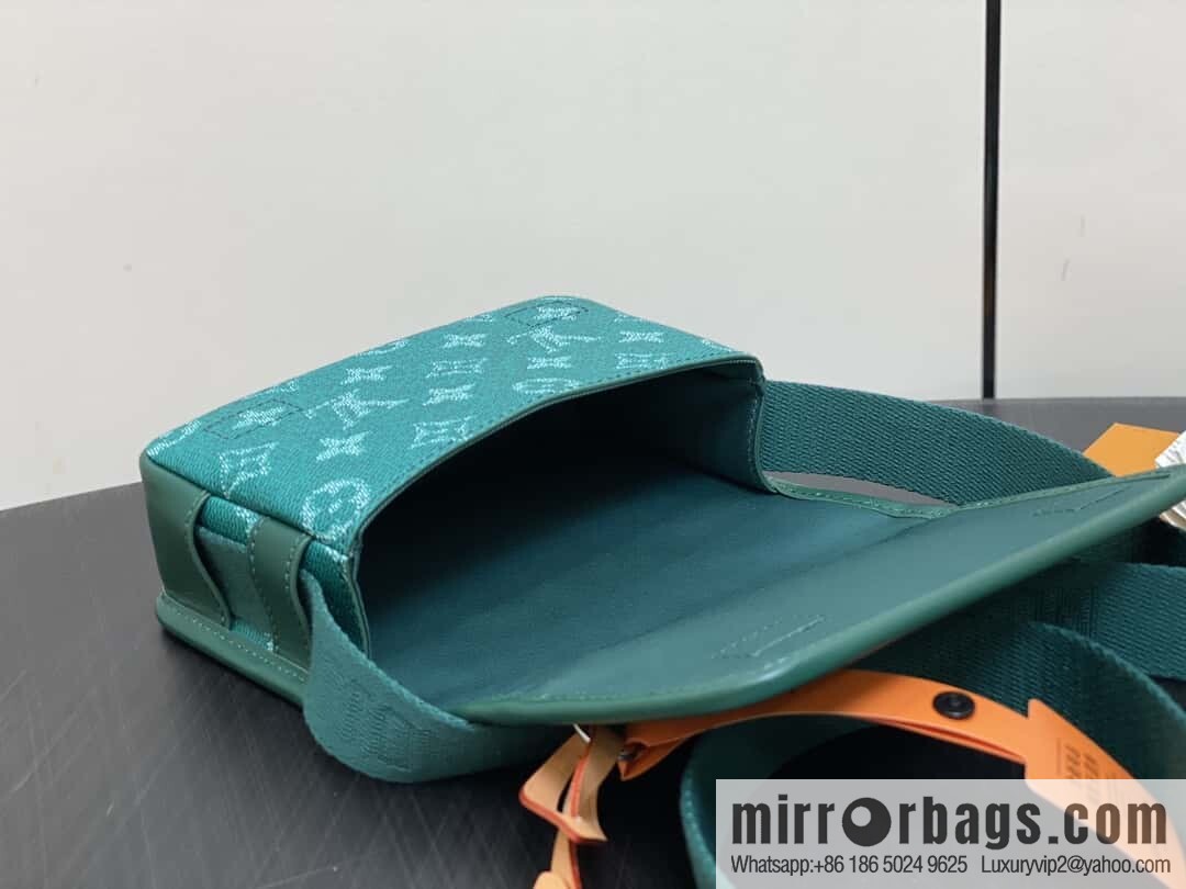 [Boutique‑grade] M12637 green silk screen, men's bag messenger bag series Bosphore mini handbag
