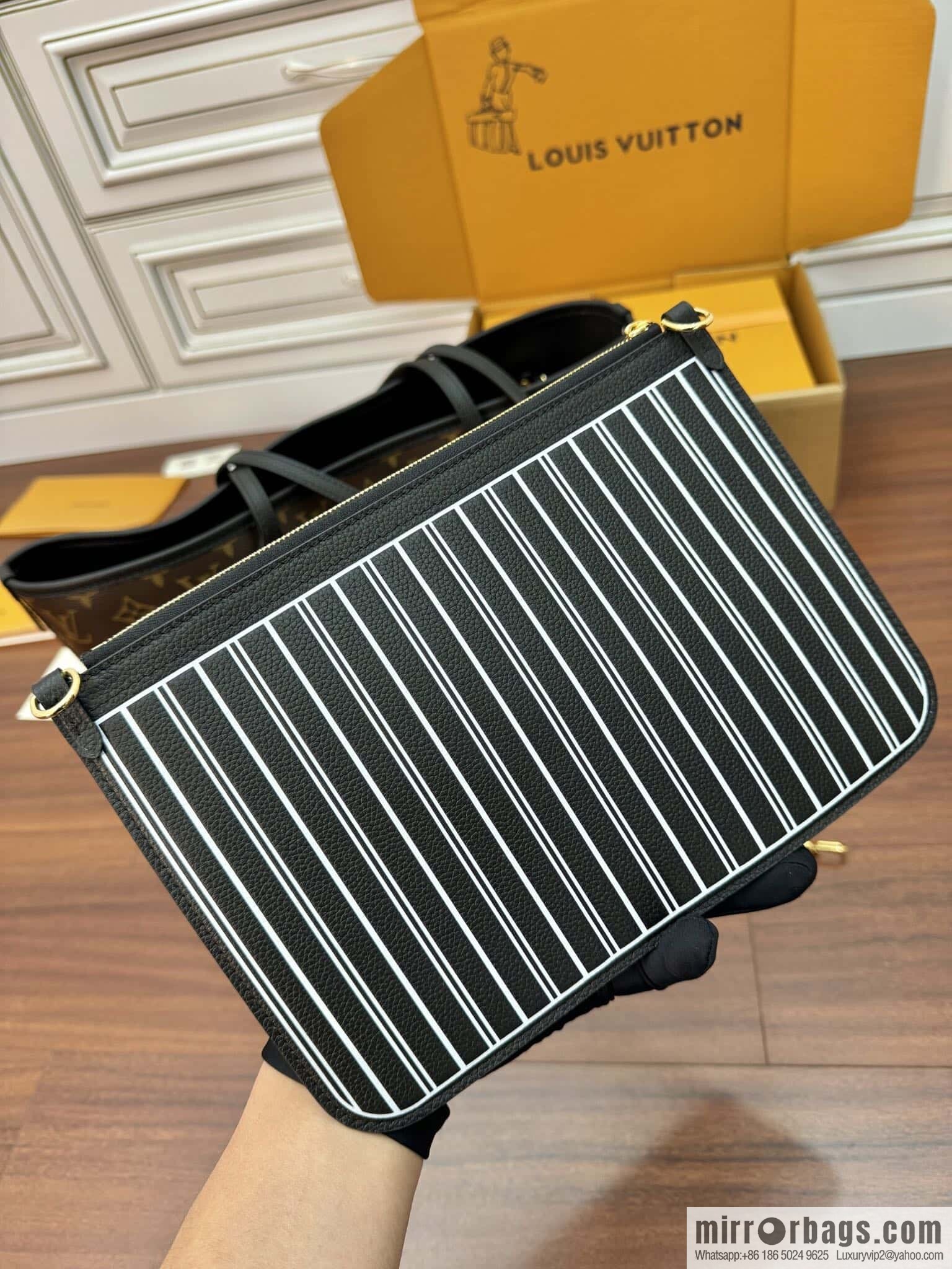 LV M11946 REVERSIBLE Neverfull Inside Out MM