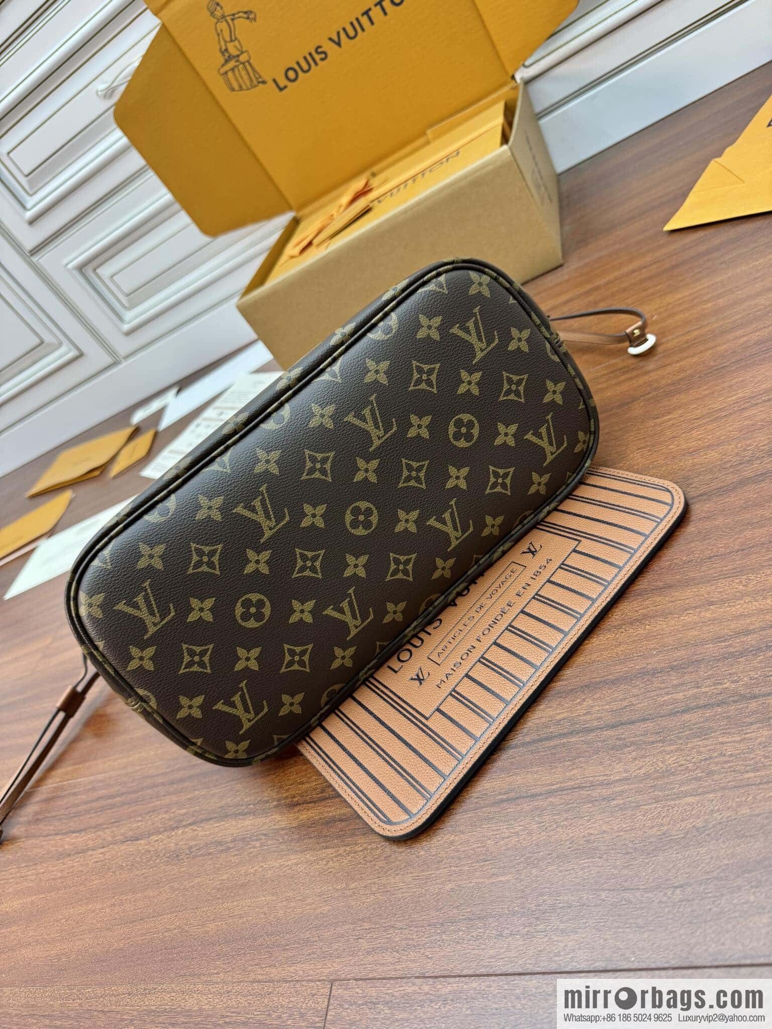 LV M12061 REVERSIBLE Neverfull Inside Out MM