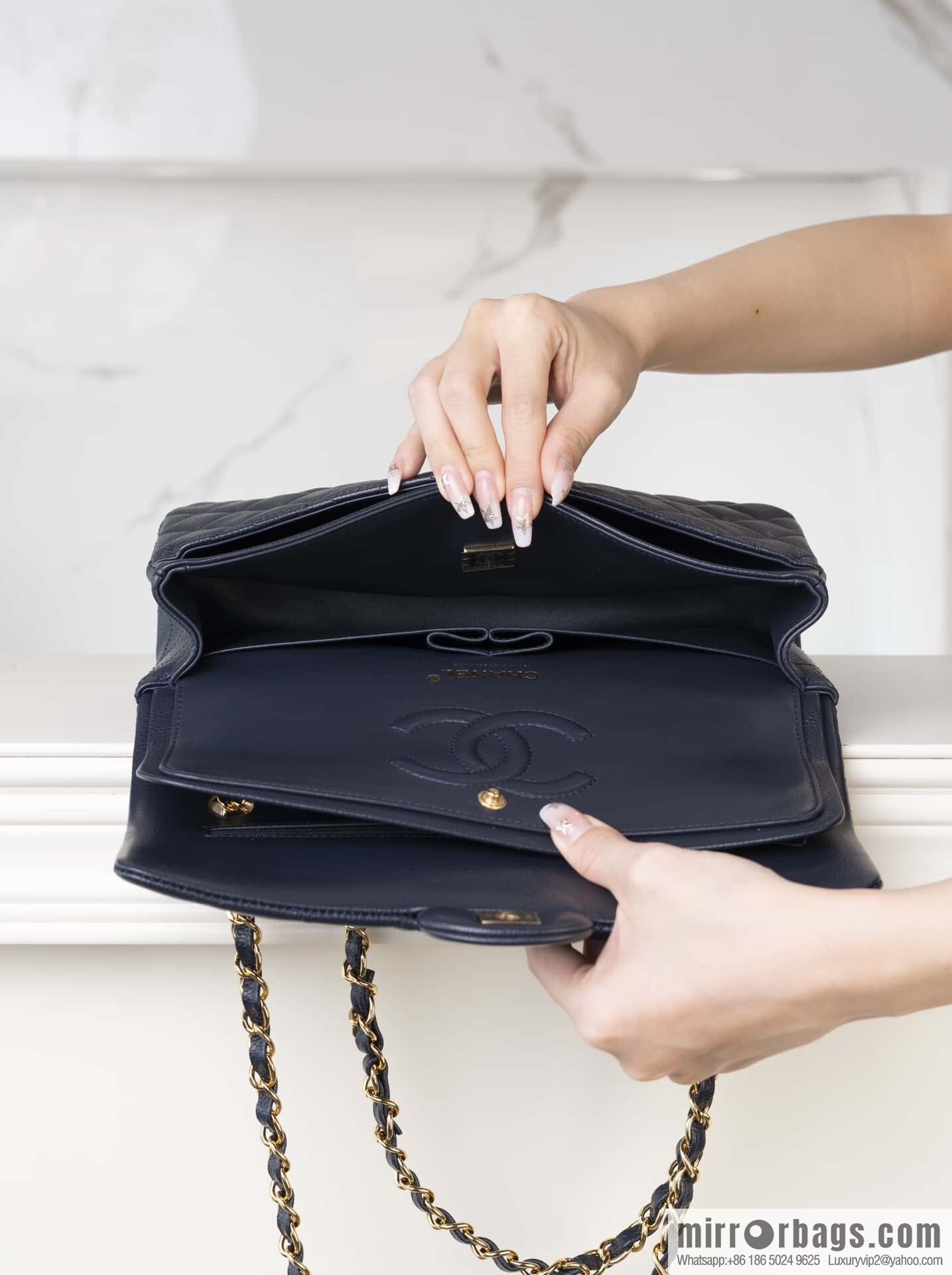 ℂ𝔽 𝗖𝗹𝗮𝘀𝘀𝗶𝗰 𝗙𝗹𝗮𝗽 | Original Litchi Pattern 🐂 Medium, Dark Blue A01112