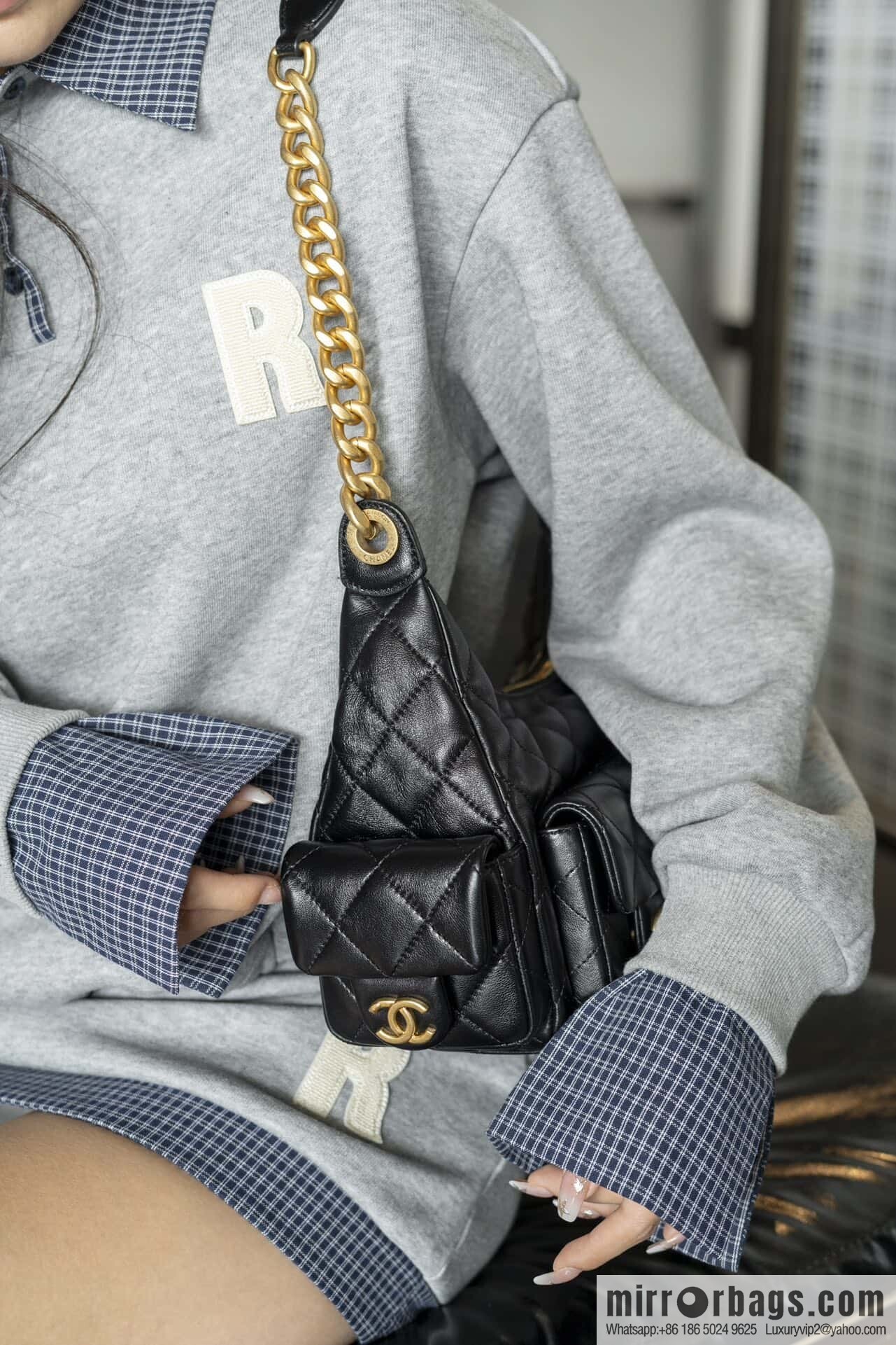 𝗖𝗛𝗔𝗘𝗡𝗟✦ 𝟐𝟓𝐜 small hippie 𝐡𝐨𝐛𝐨 𝐛𝐚𝐠 black gold 🖤 AS5339