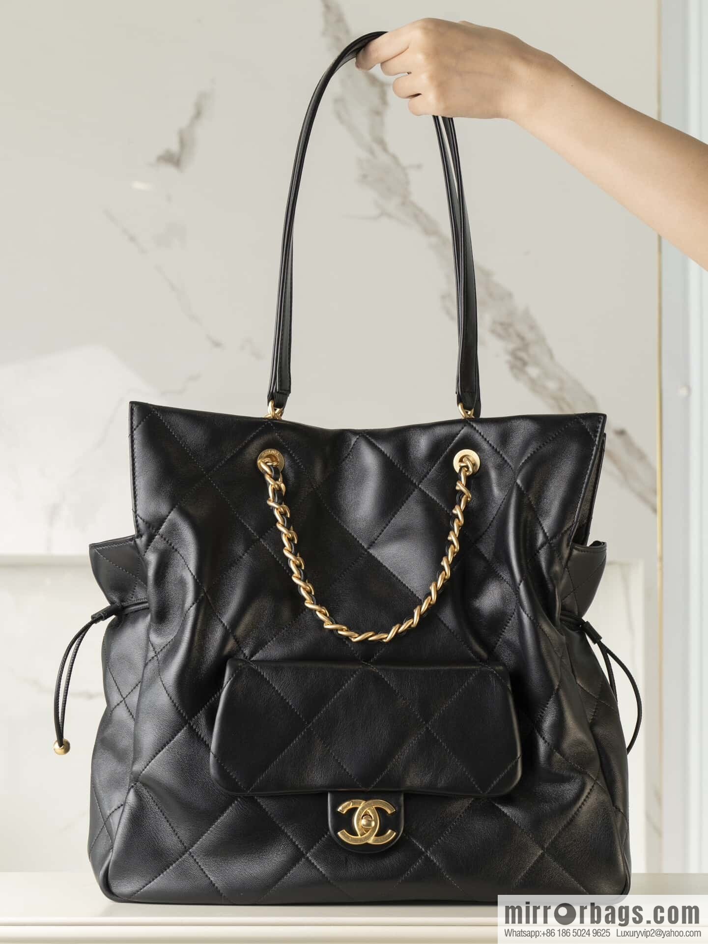 𝐂𝐡𝐚𝐧𝐞𝐥 𝟐𝟓𝐜 Early Spring 𝐬𝐡𝐨𝐩𝐩𝐢𝐧𝐠 𝐛𝐚𝐠 Big Tote, Black Gold 👜 AS5315