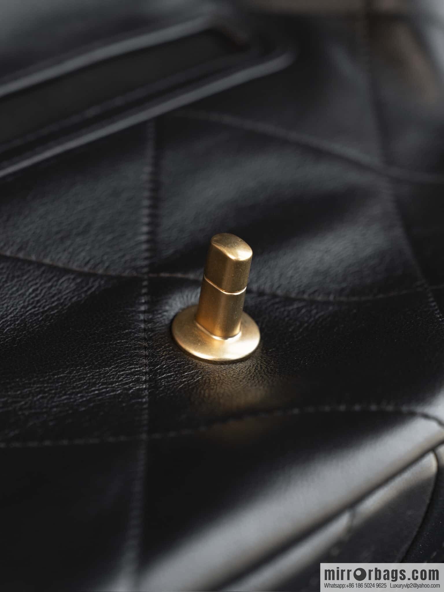 𝐂𝐡𝐚𝐧𝐞𝐥 𝟐𝟓𝐜 Early Spring 𝐬𝐡𝐨𝐩𝐩𝐢𝐧𝐠 𝐛𝐚𝐠 Big Tote, Black Gold 👜 AS5315