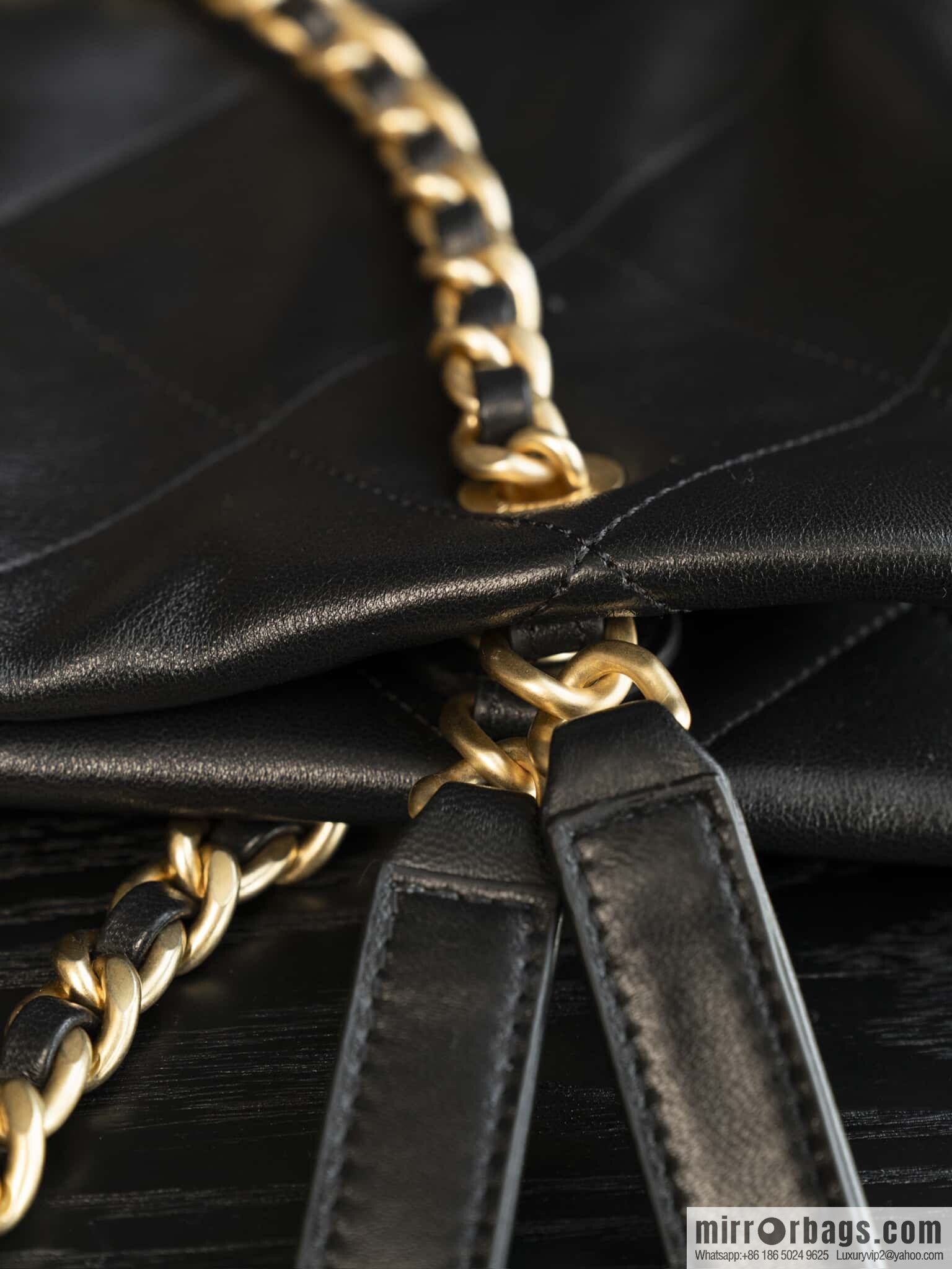 𝐂𝐡𝐚𝐧𝐞𝐥 𝟐𝟓𝐜 Early Spring 𝐬𝐡𝐨𝐩𝐩𝐢𝐧𝐠 𝐛𝐚𝐠 Big Tote, Black Gold 👜 AS5315
