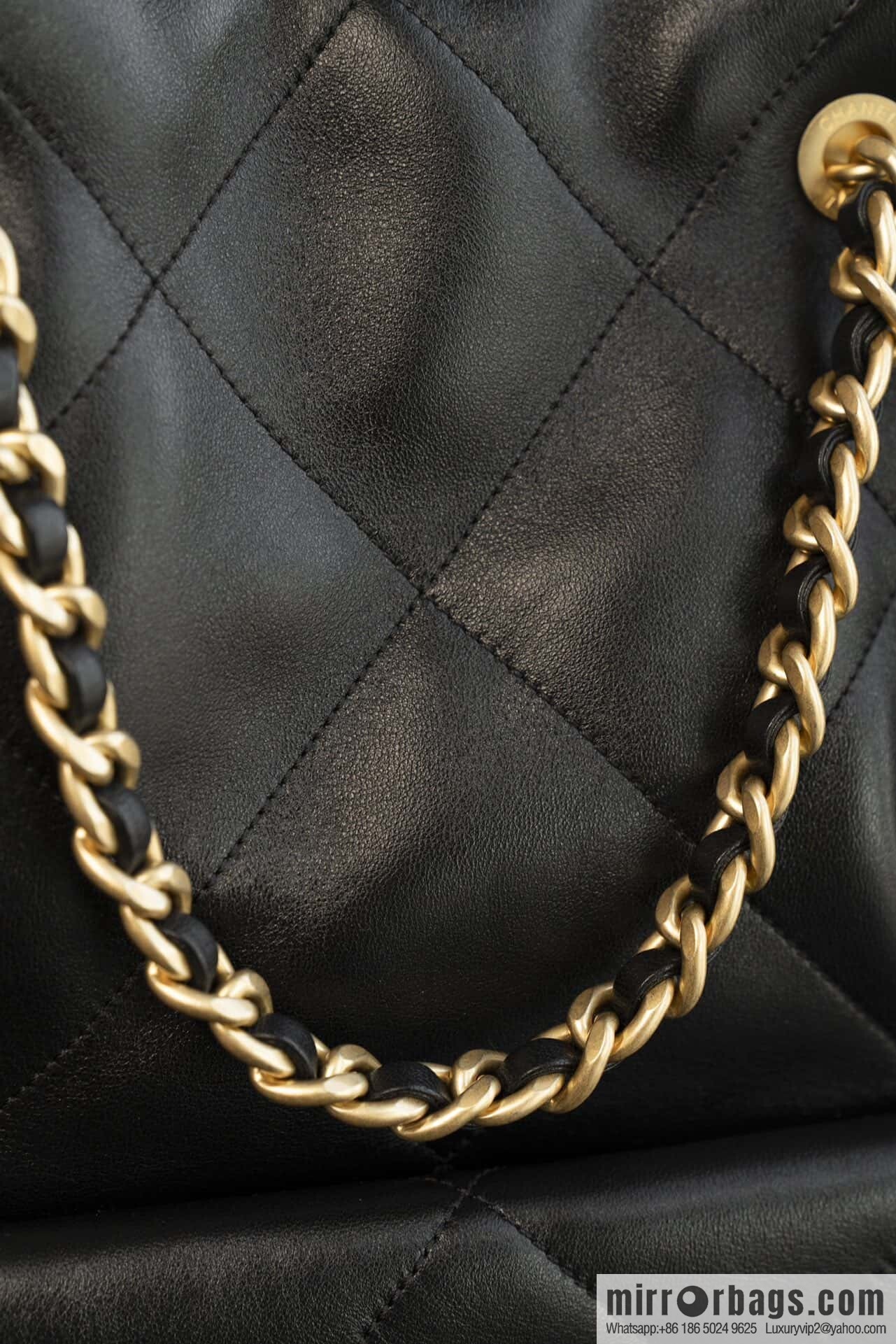 𝐂𝐡𝐚𝐧𝐞𝐥 𝟐𝟓𝐜 Early Spring 𝐬𝐡𝐨𝐩𝐩𝐢𝐧𝐠 𝐛𝐚𝐠 Big Tote, Black Gold 👜 AS5315