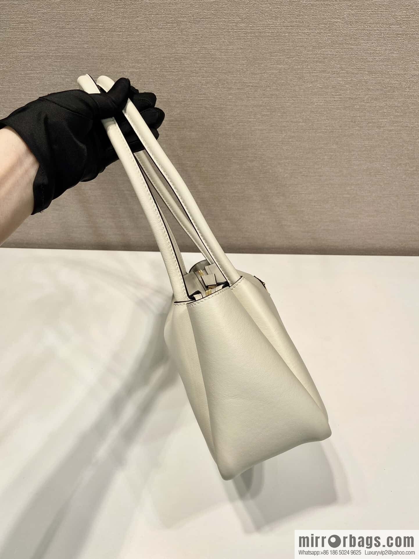 PRADA 🎉 new 🎉 1BA444 shoulder/new color🎉🎉