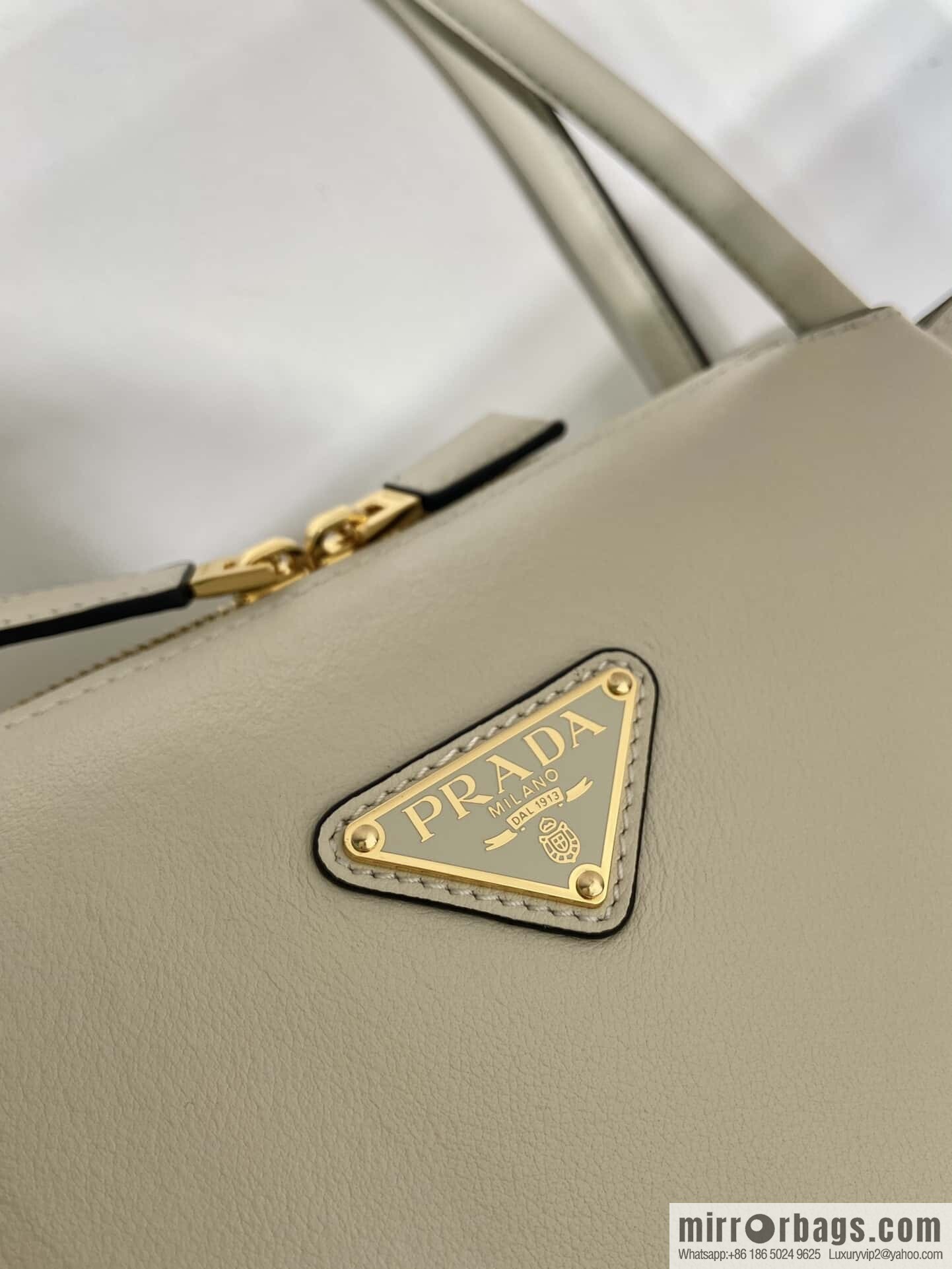 PRADA 🎉 new 🎉 1BA444 shoulder/new color🎉🎉