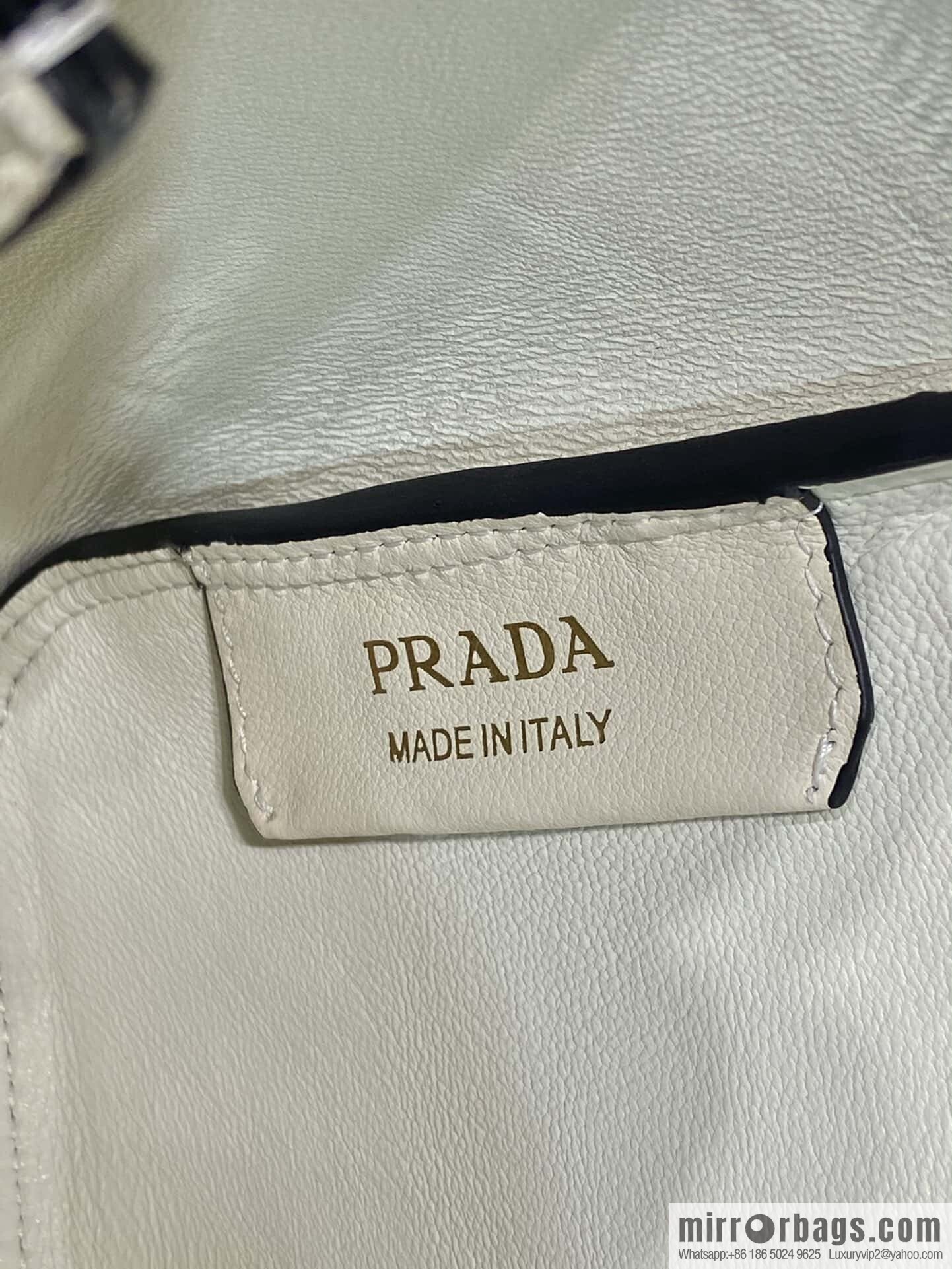 PRADA 🎉 new 🎉 1BA444 shoulder/new color🎉🎉
