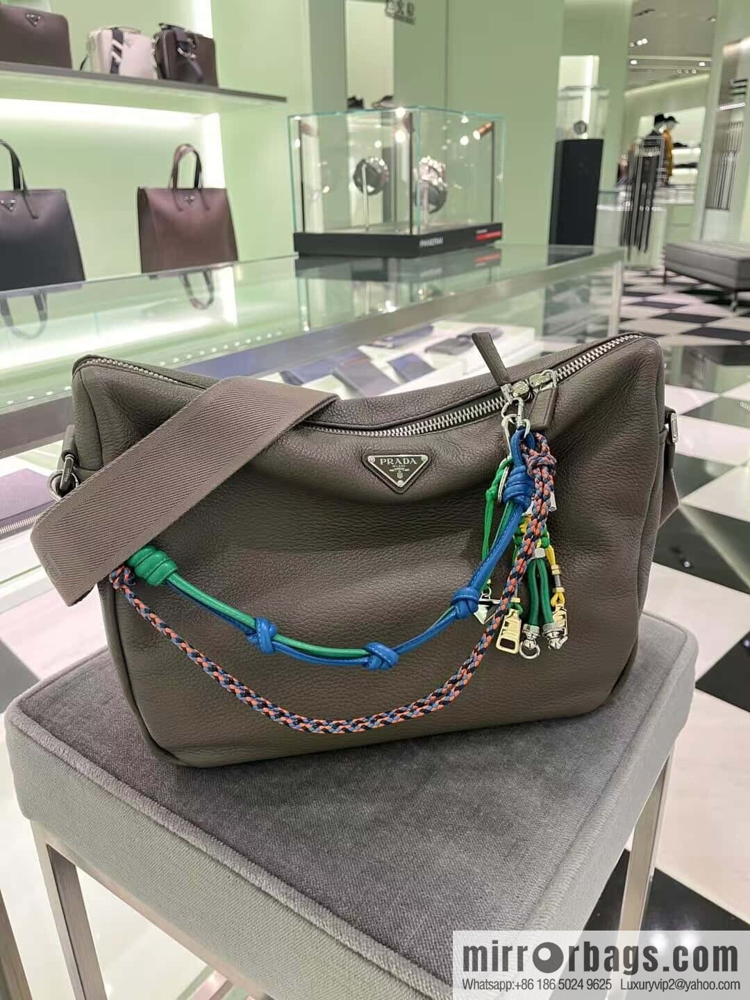 PRADA 🎉 new mailman bag 🎉🎉😉 2VH182 small new color🎉🎉