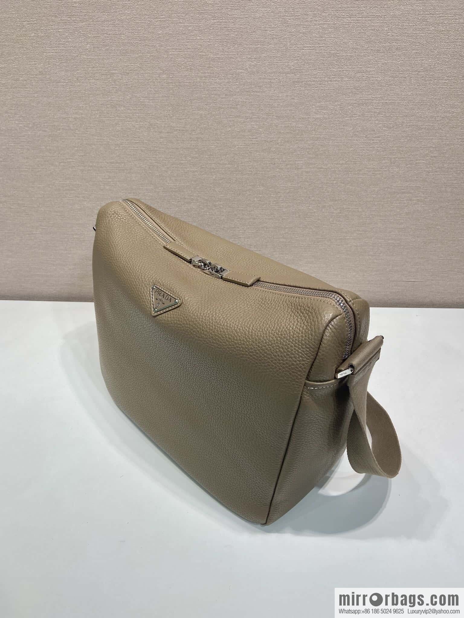PRADA 🎉 new mailman bag 🎉🎉😉 2VH182 small new color🎉🎉