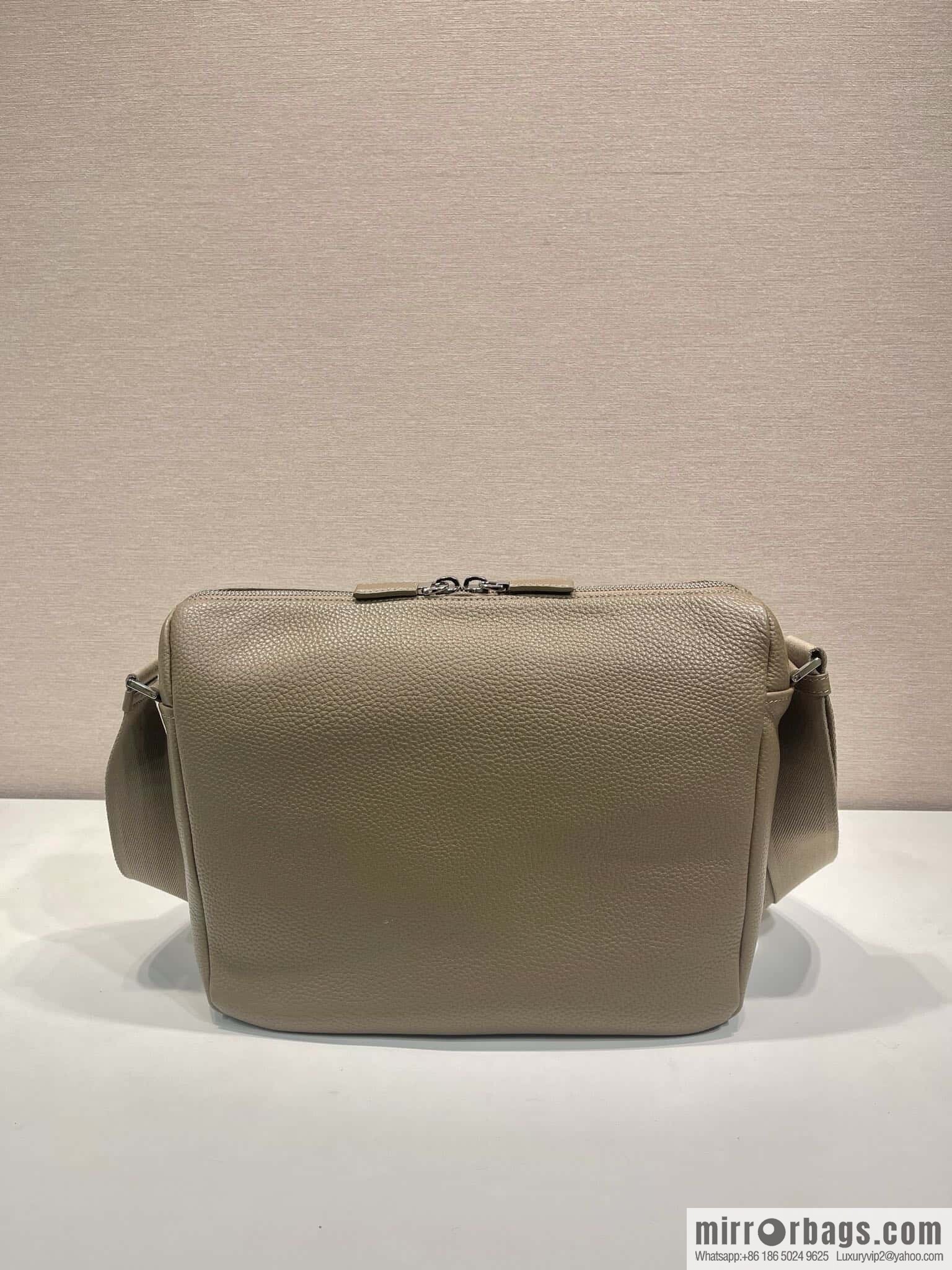 PRADA 🎉 new mailman bag 🎉🎉😉 2VH182 small new color🎉🎉