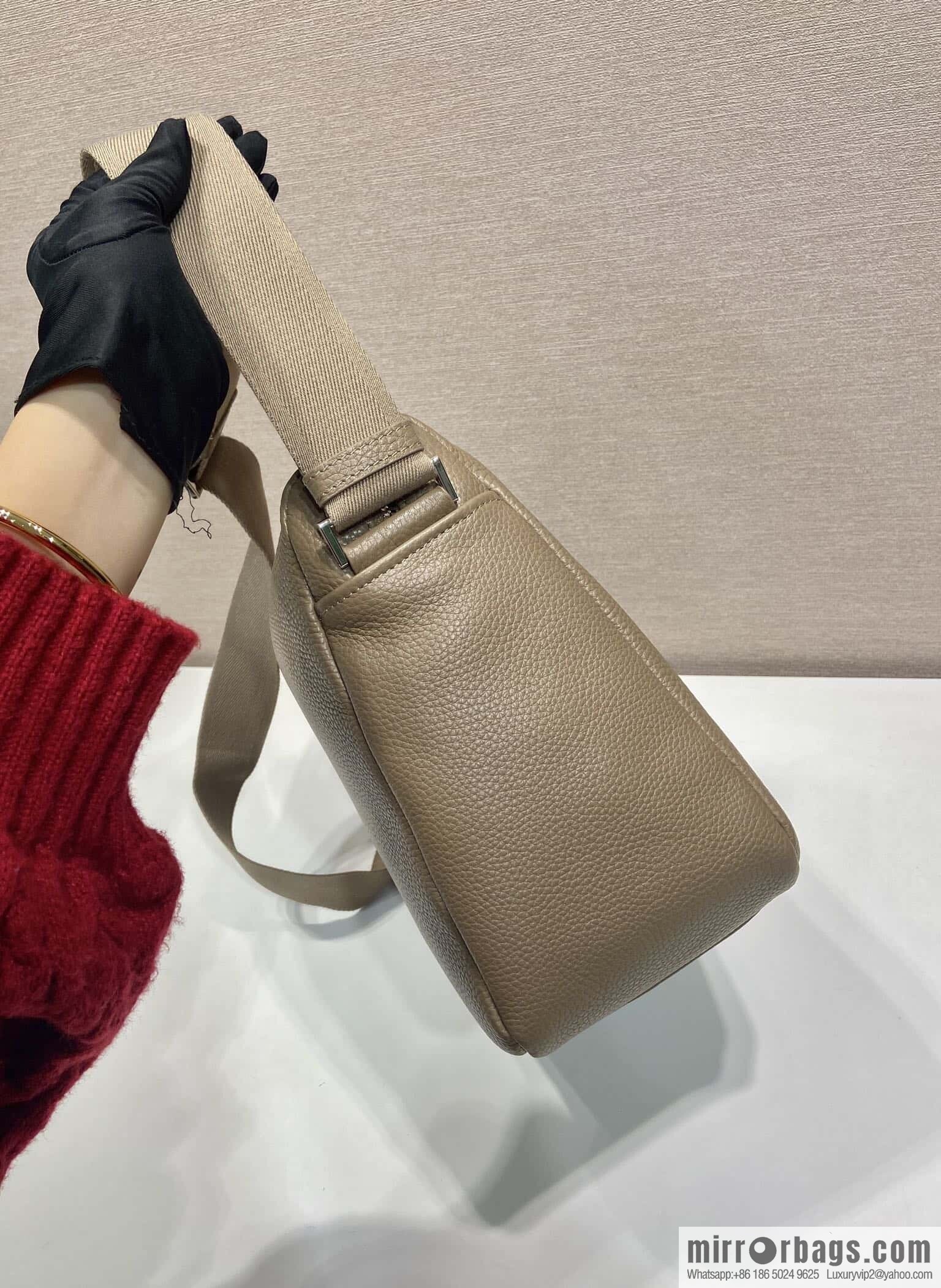 PRADA 🎉 new mailman bag 🎉🎉😉 2VH182 small new color🎉🎉