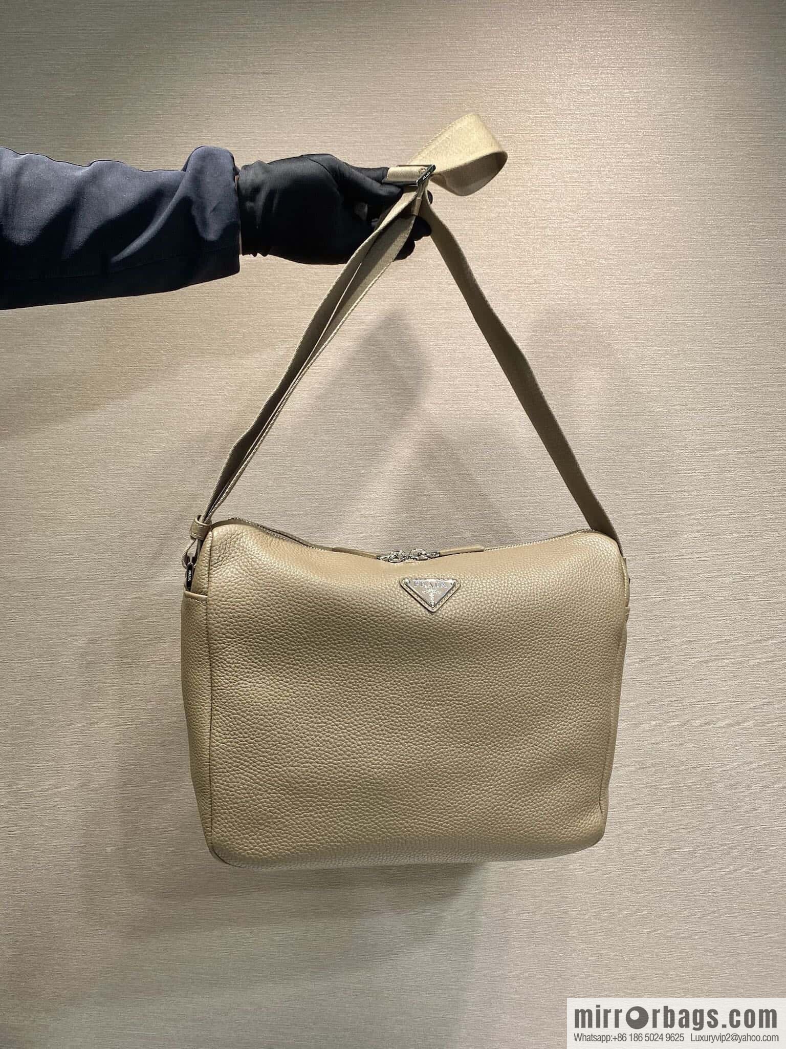 PRADA 🎉 new mailman bag 🎉🎉😉 2VH182 small new color🎉🎉