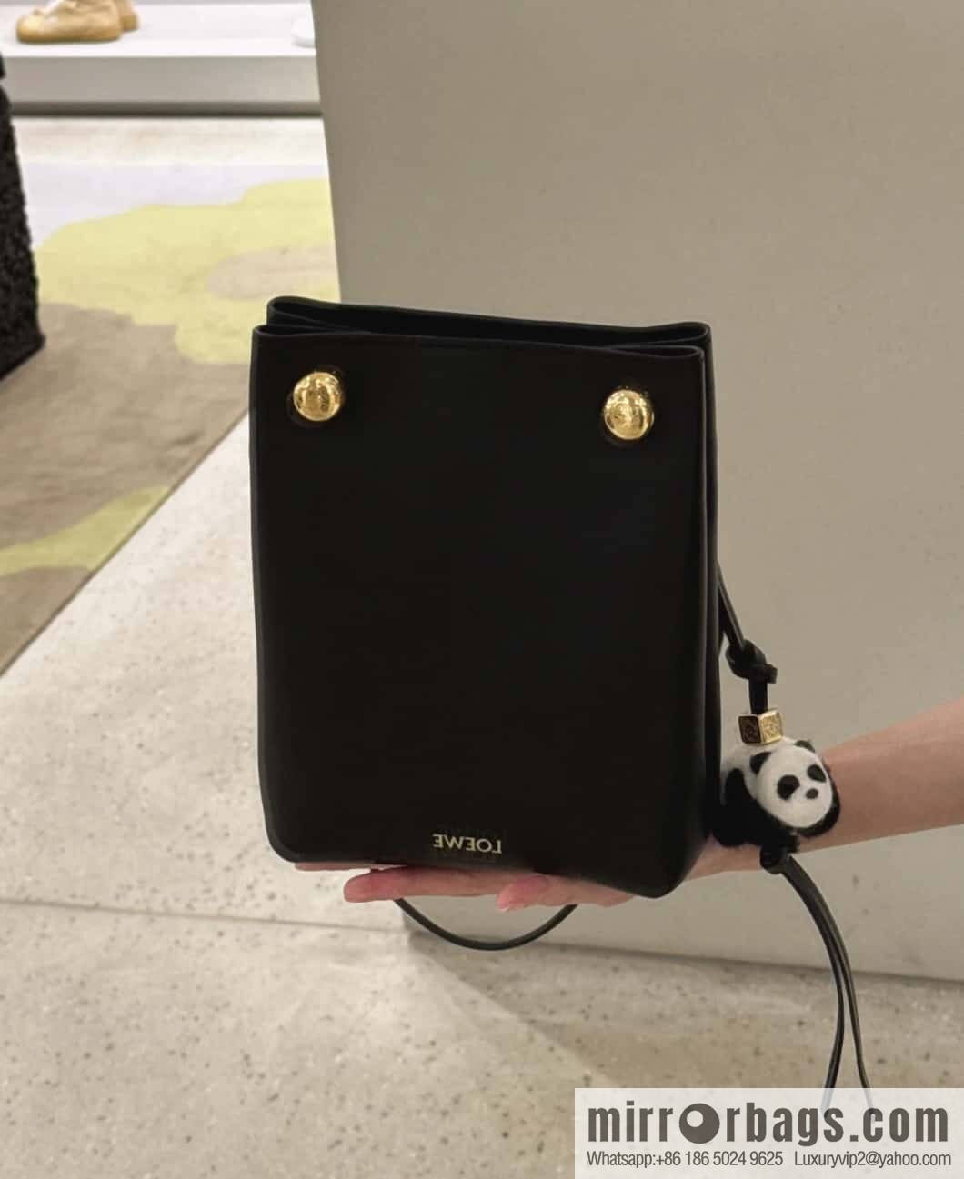 LOEWE Pebble Pouch 0905 Black