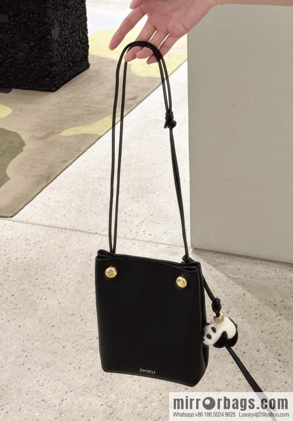 LOEWE Pebble Pouch 0905 Black