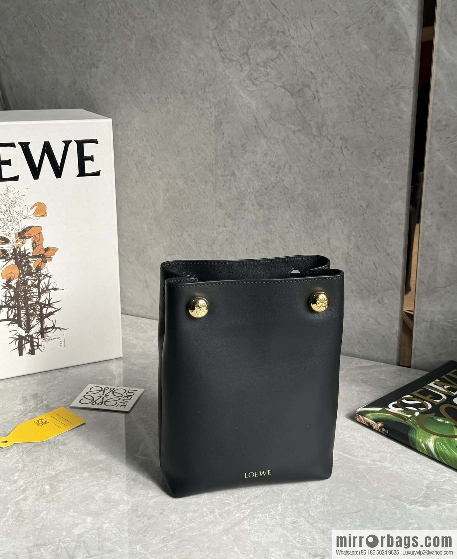 LOEWE Pebble Pouch 0905 Black