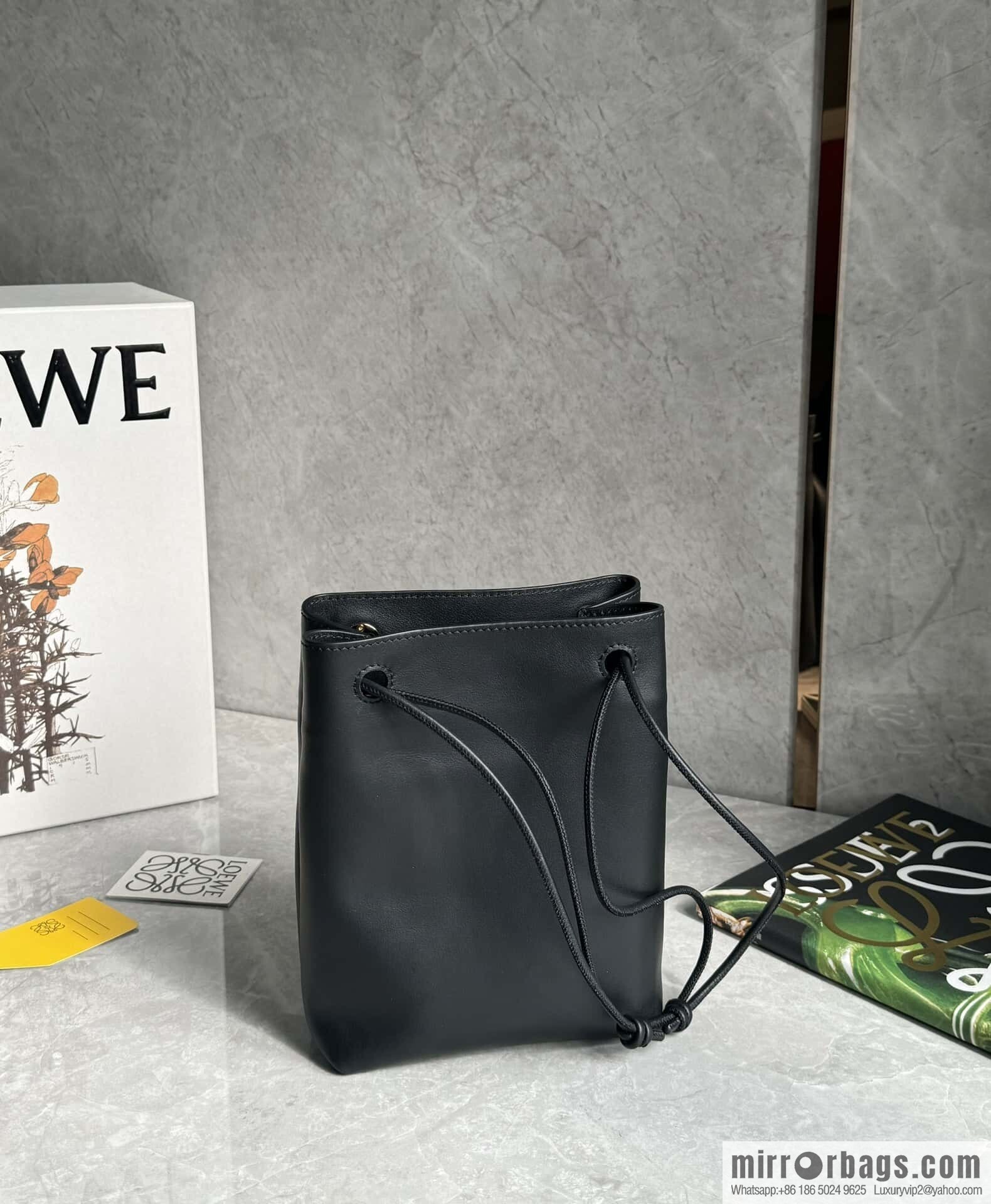 LOEWE Pebble Pouch 0905 Black