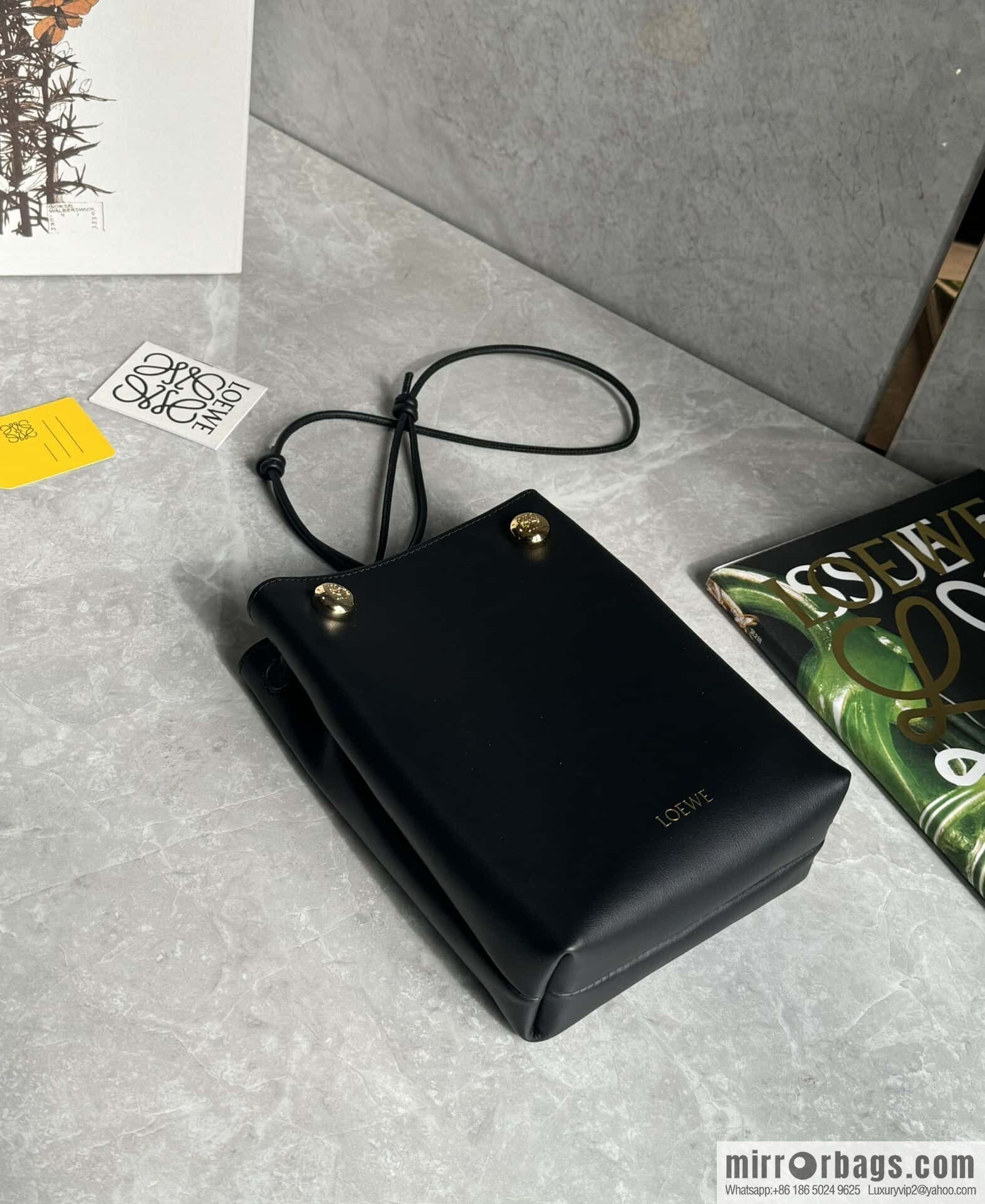 LOEWE Pebble Pouch 0905 Black