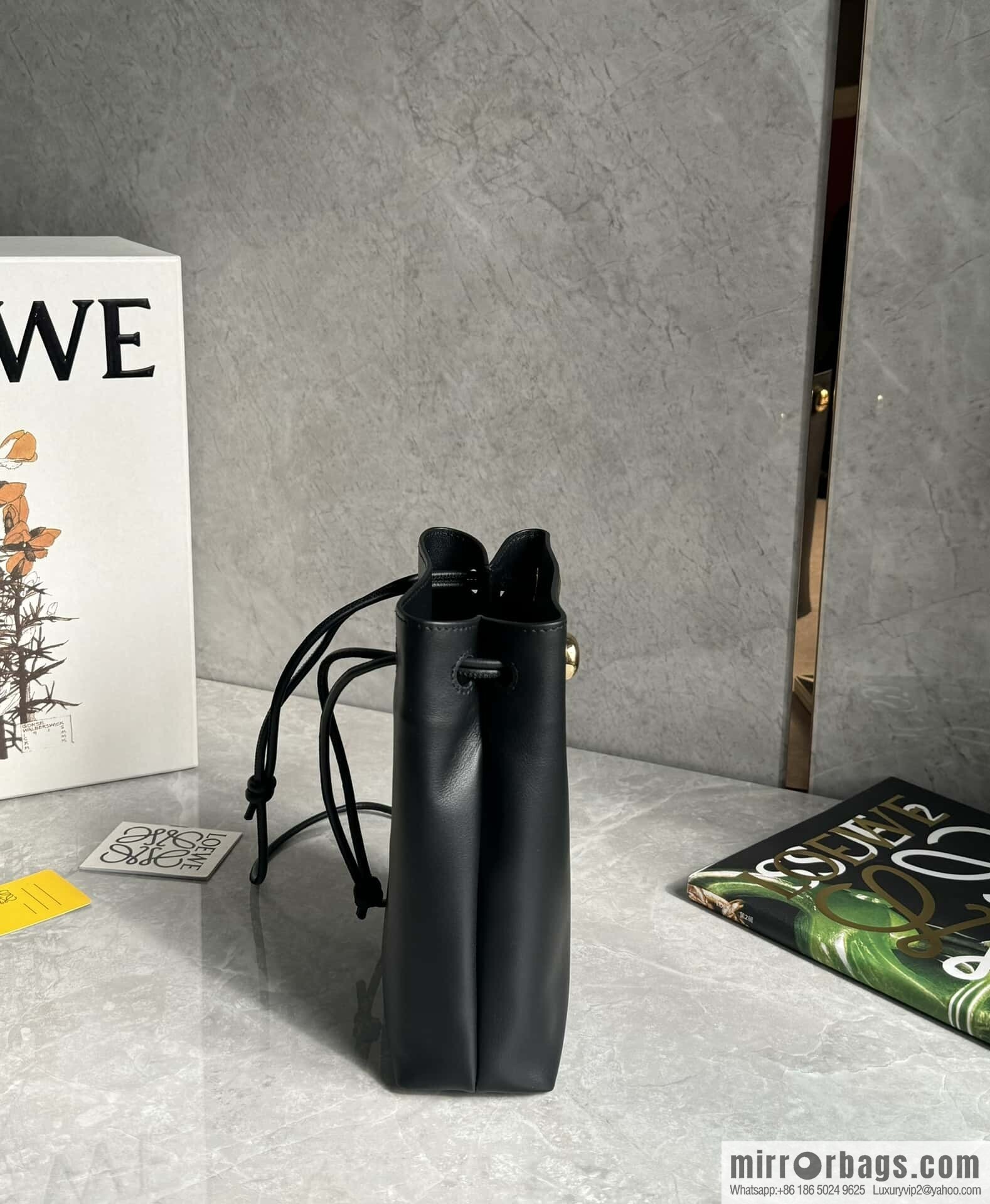 LOEWE Pebble Pouch 0905 Black