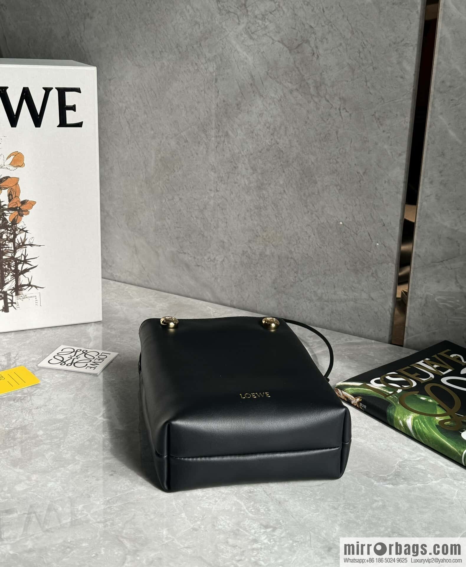LOEWE Pebble Pouch 0905 Black