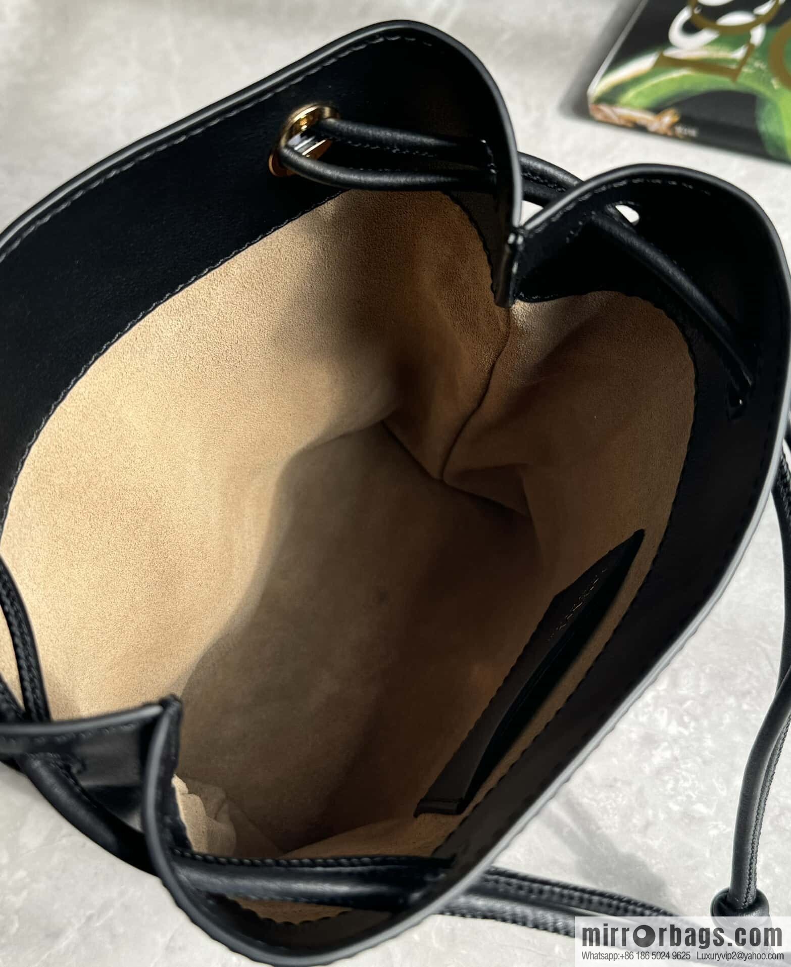 LOEWE Pebble Pouch 0905 Black