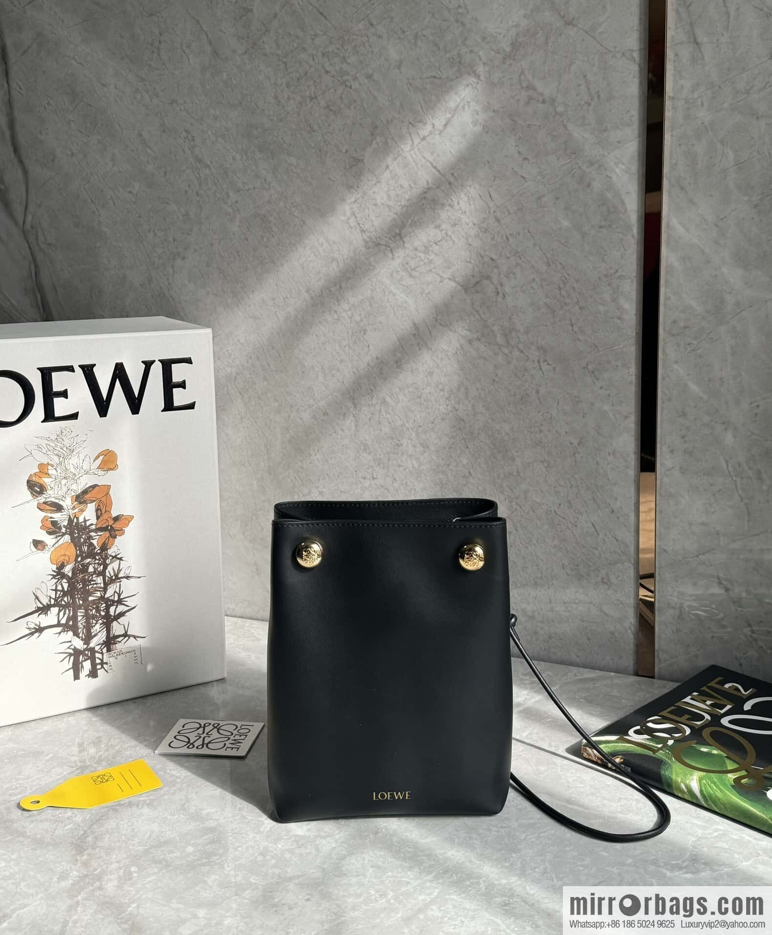LOEWE Pebble Pouch 0905 Black