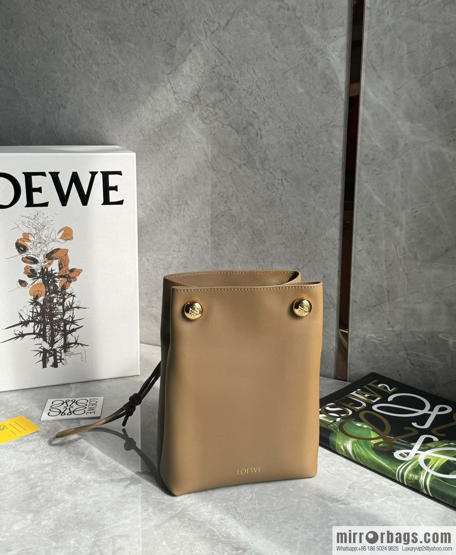 LOEWE Pebble Pouch 0905 Oak Brown
