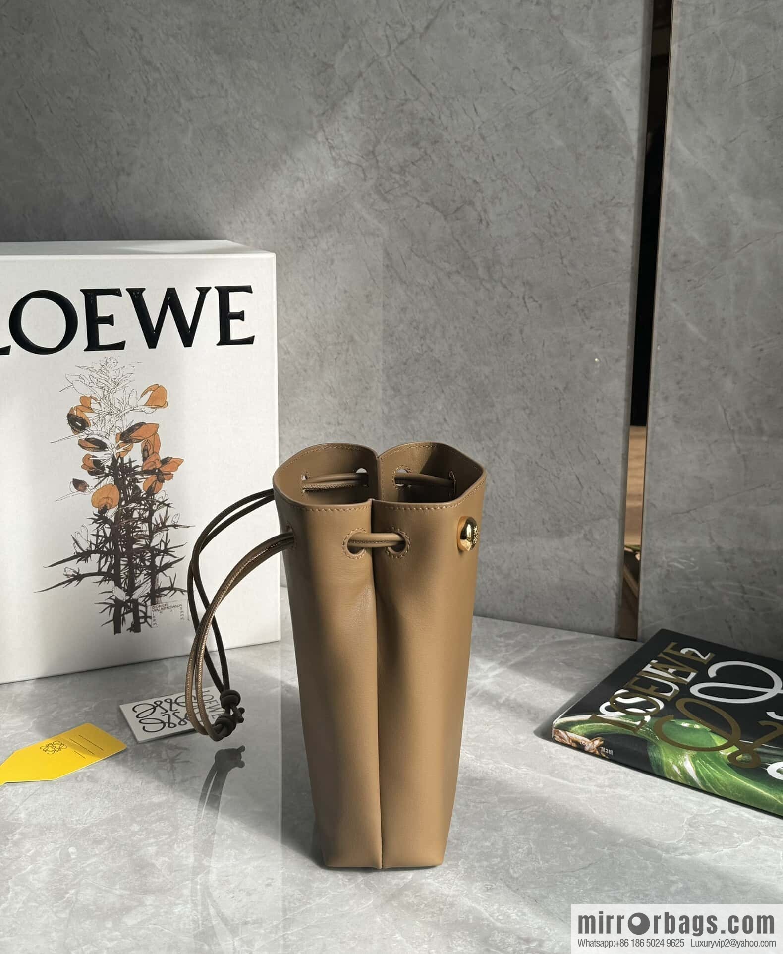 LOEWE Pebble Pouch 0905 Oak Brown