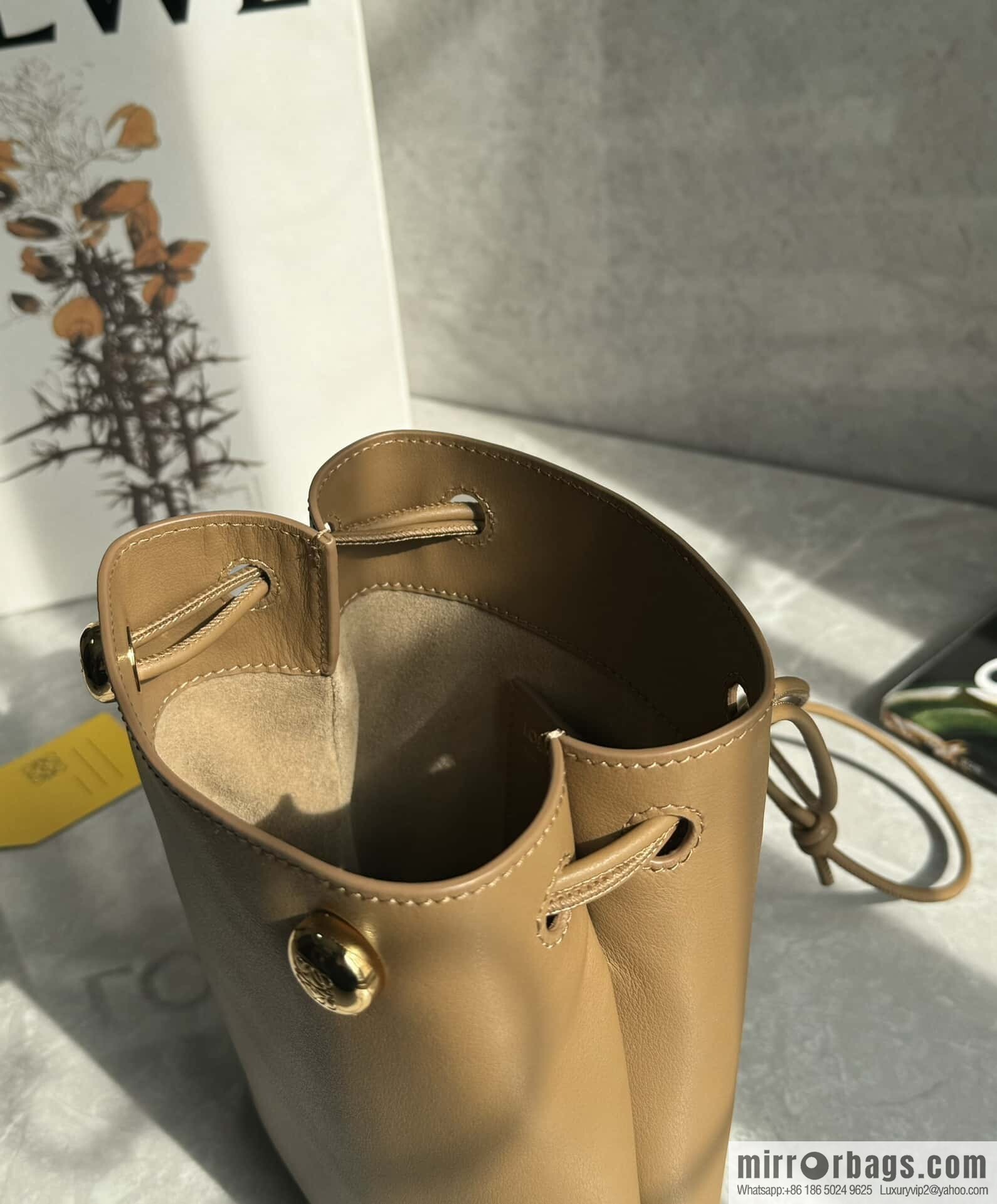 LOEWE Pebble Pouch 0905 Oak Brown