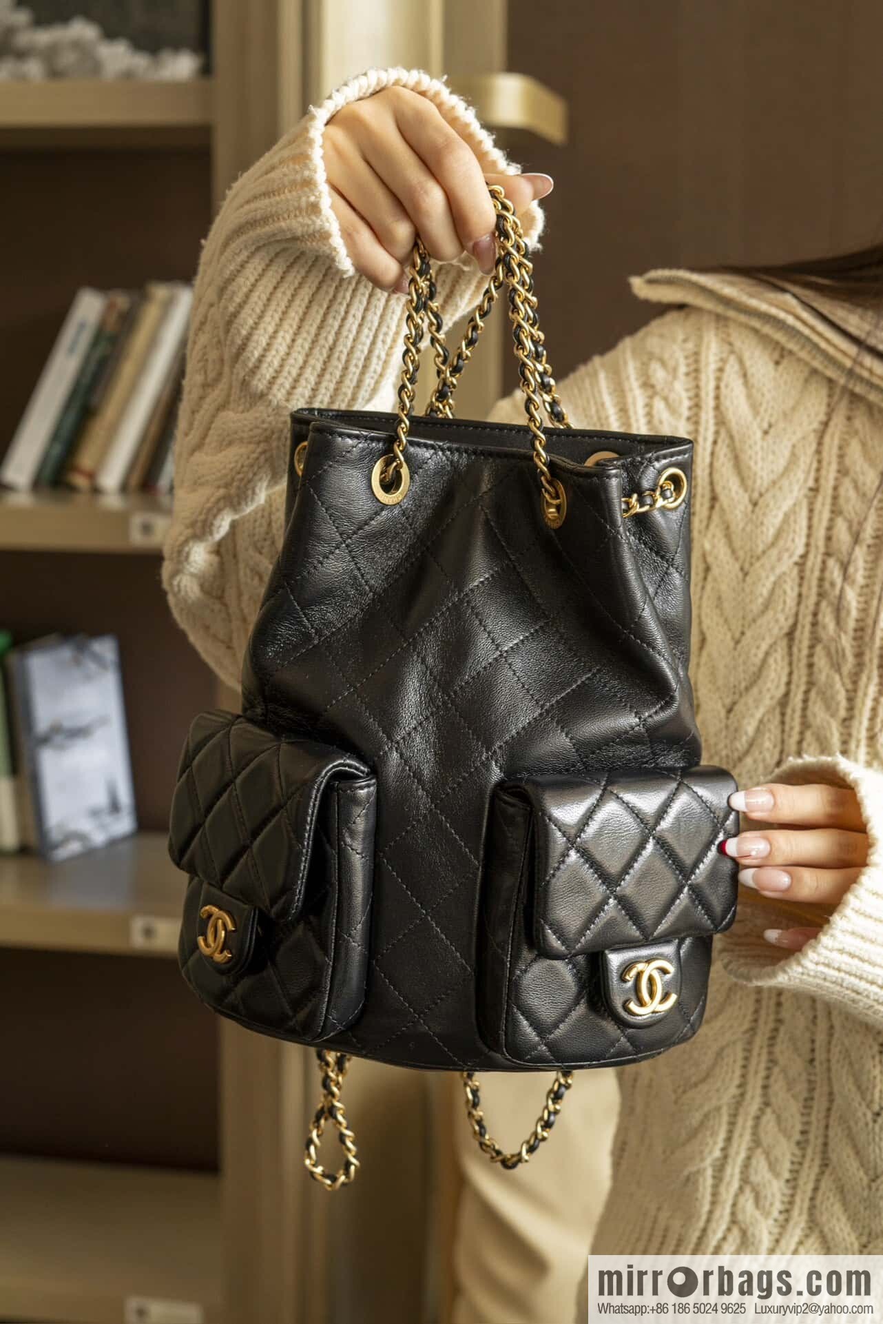 𝐂𝐡𝐚𝐧𝐞𝐥 𝟐𝟓𝐜 early spring vacation series, backpack, black gold 🖤 AS5310