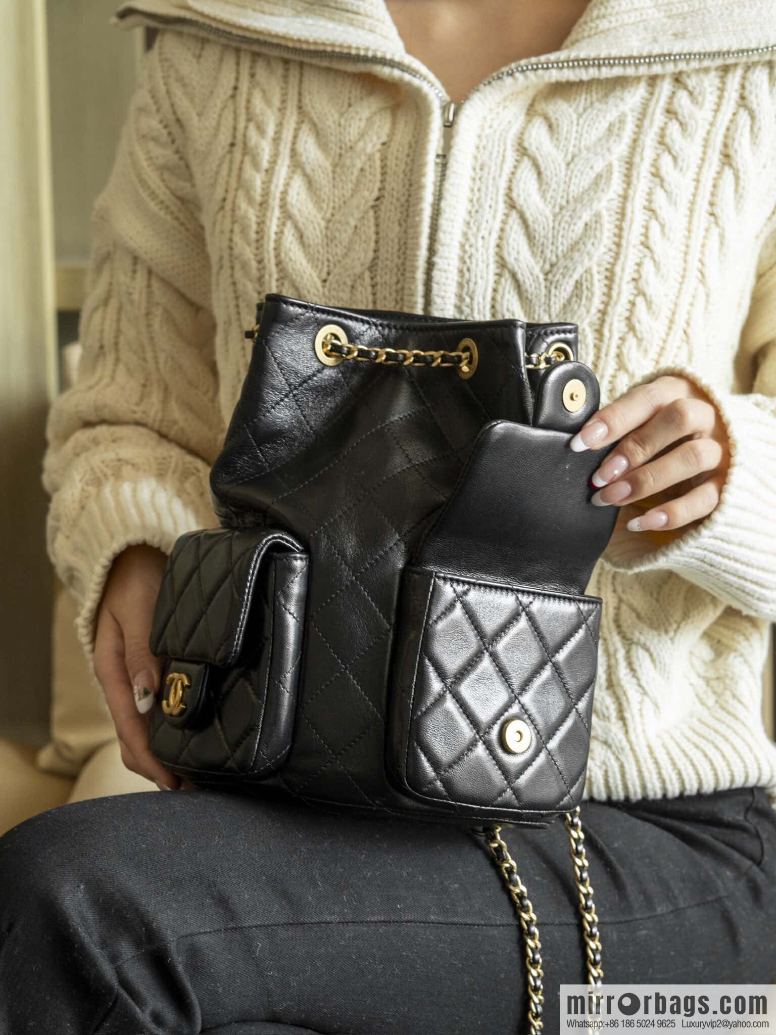 𝐂𝐡𝐚𝐧𝐞𝐥 𝟐𝟓𝐜 early spring vacation series, backpack, black gold 🖤 AS5310