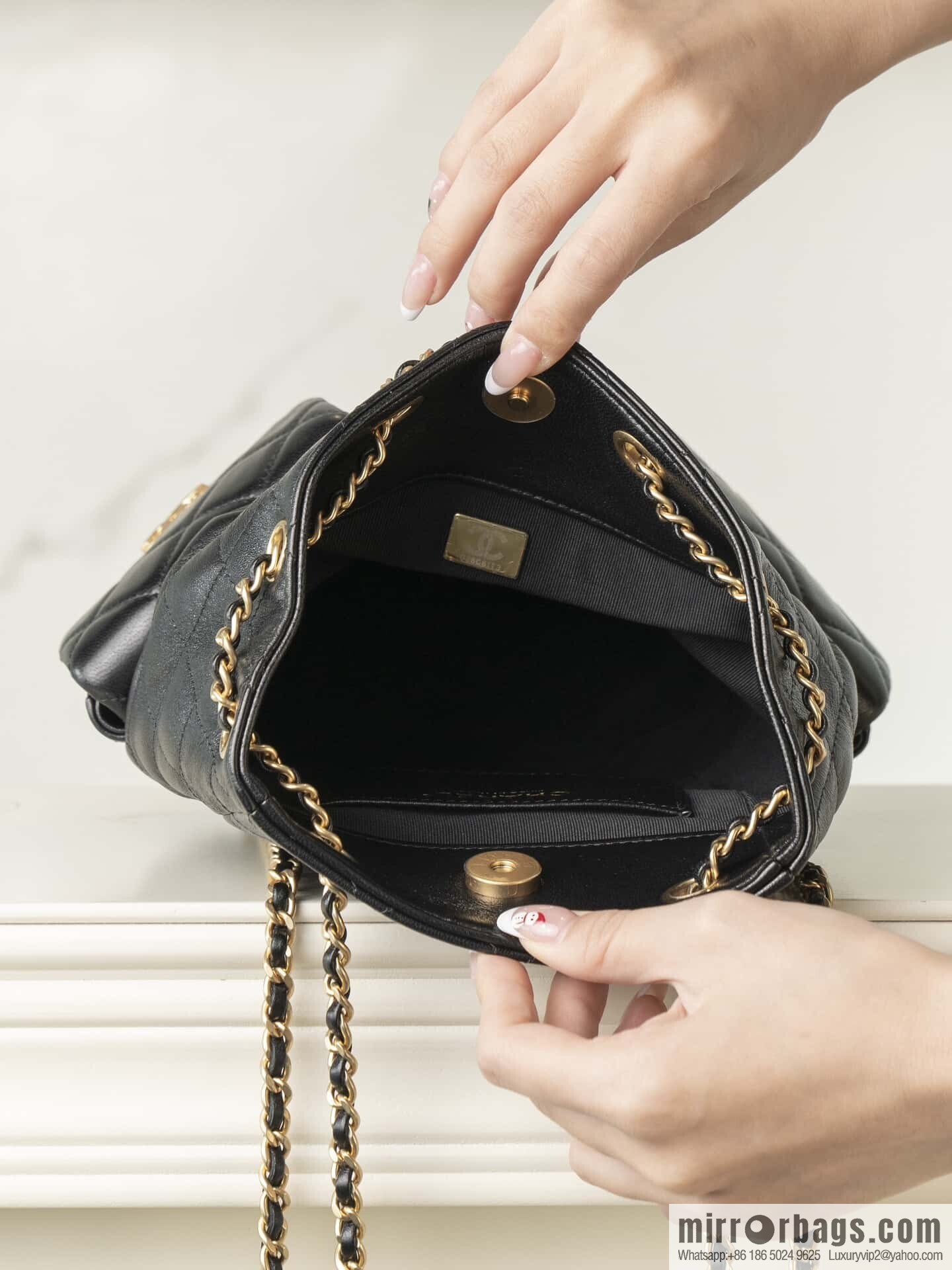 𝐂𝐡𝐚𝐧𝐞𝐥 𝟐𝟓𝐜 early spring vacation series, backpack, black gold 🖤 AS5310