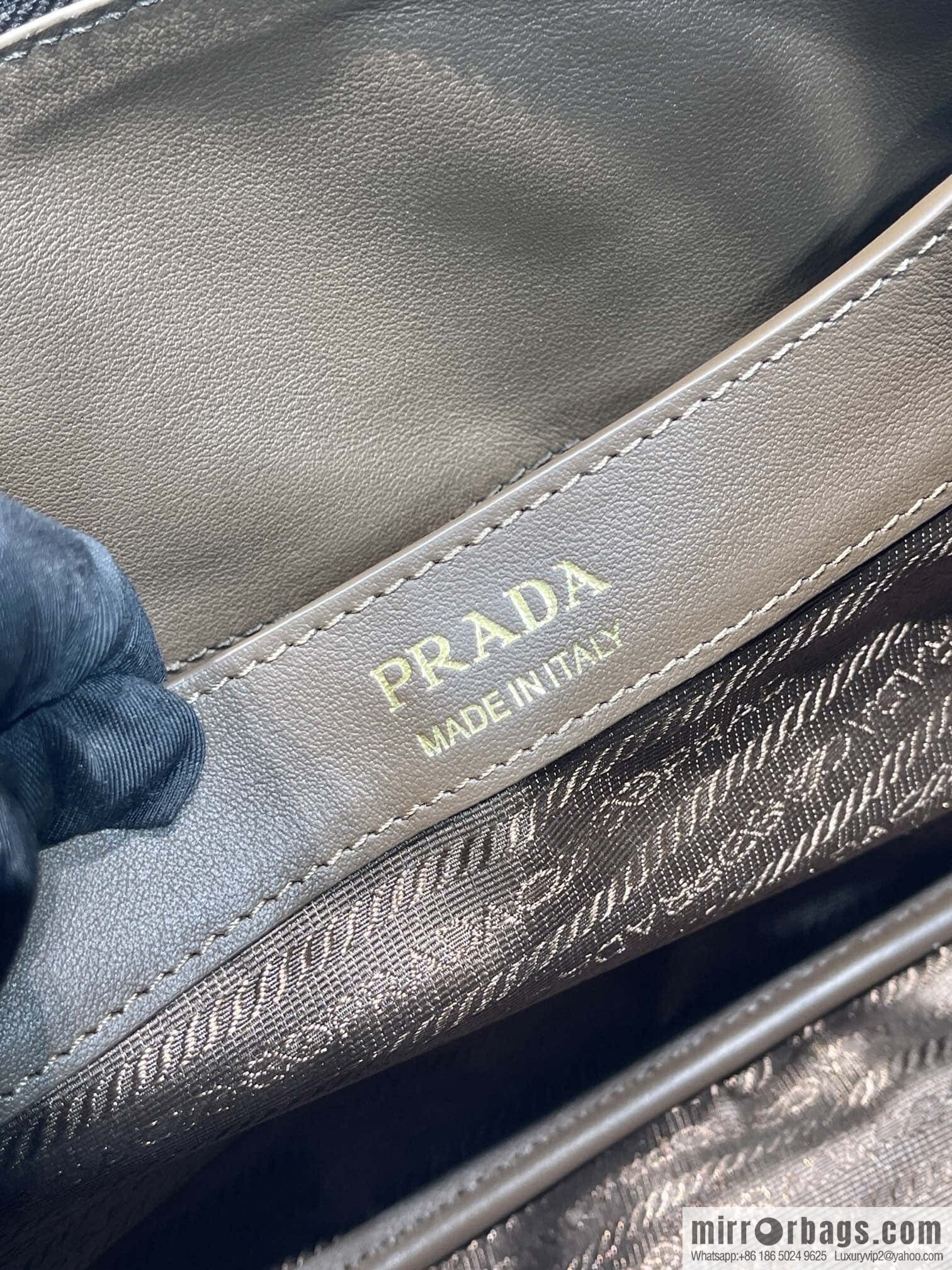 PRADA 🎉 new 🎉 1BA444 shoulder/matte leather🎉🎉