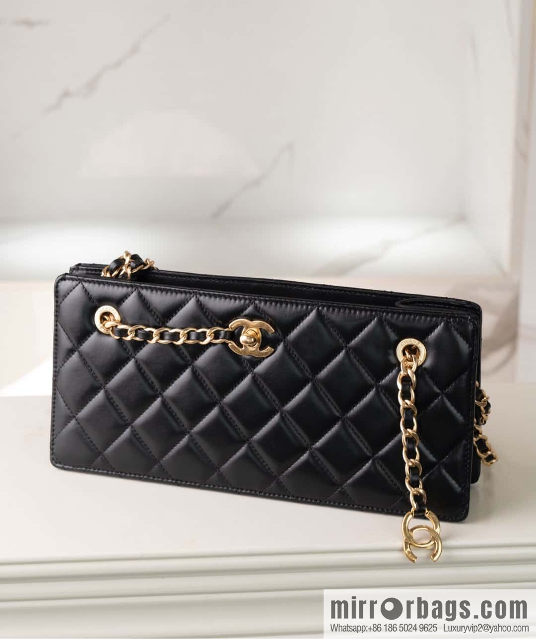 𝐂𝐡𝐚𝐧𝐞𝐥 𝟐𝟒𝐤 catwalk model, retro dinner bag, black 🖤 AS5203