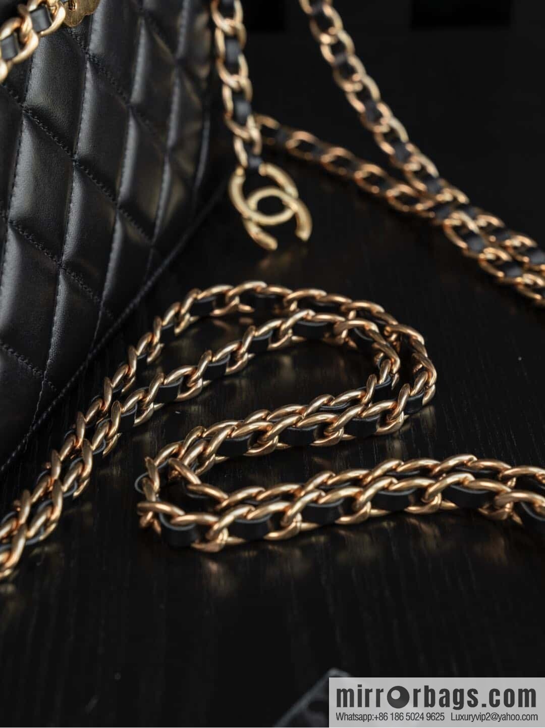 𝐂𝐡𝐚𝐧𝐞𝐥 𝟐𝟒𝐤 catwalk model, retro dinner bag, black 🖤 AS5203