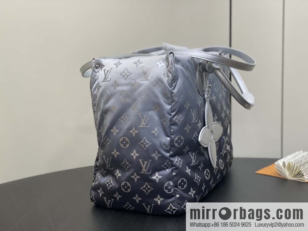 [Boutique‑grade] M11847 silver down, square bag series, this OnTheGo medium handbag.