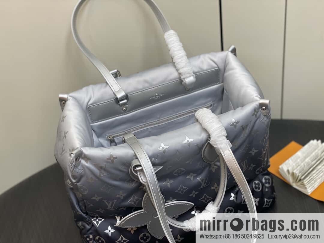 [Boutique‑grade] M11847 silver down, square bag series, this OnTheGo medium handbag.