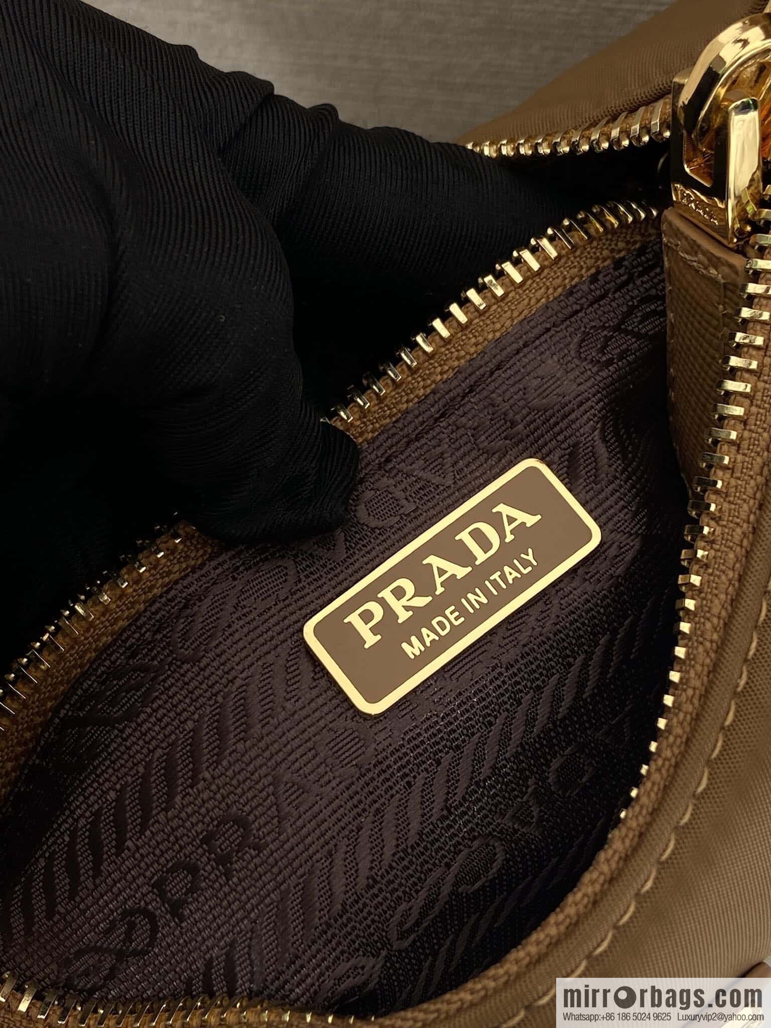 PRADA 🎉 Hobo 🎉 1N 204 M Gold Hardware🎉🎉