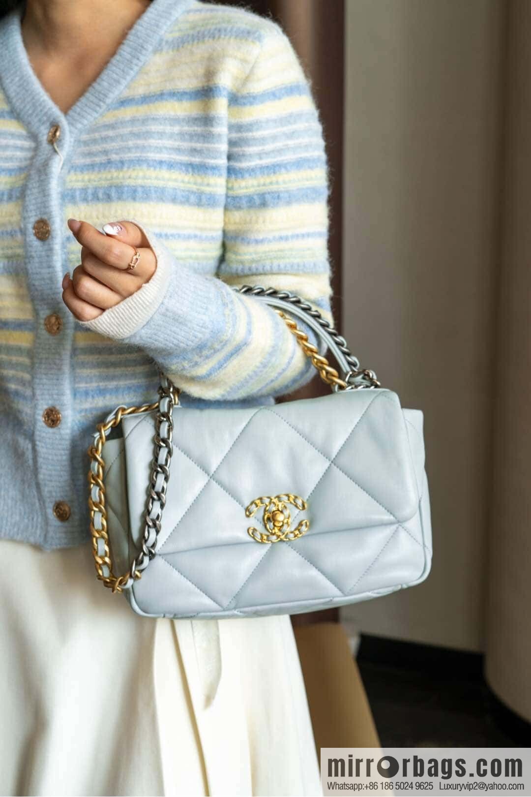 CHANEL 𝟏𝟗𝐛𝐚𝐠 light blue, small 🐳 AS1160