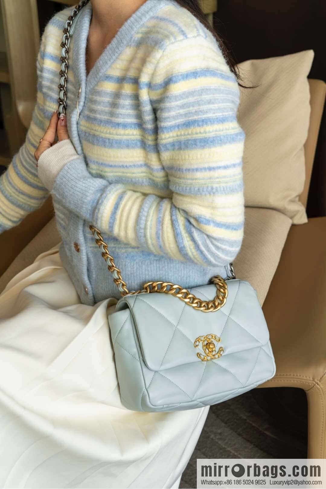 CHANEL 𝟏𝟗𝐛𝐚𝐠 light blue, small 🐳 AS1160