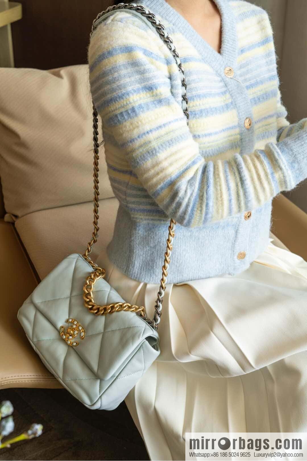 CHANEL 𝟏𝟗𝐛𝐚𝐠 light blue, small 🐳 AS1160