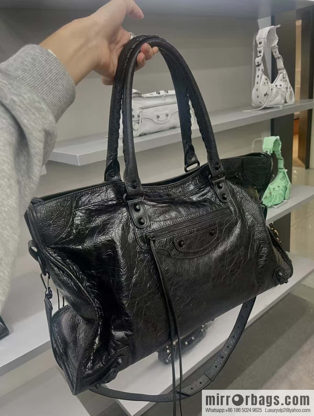 Black buckle 𝗕𝗔𝗟𝗘𝗡𝗖𝗜𝗔𝗚*𝗟𝗘 𝗖𝗜𝗧𝗬 ‼️ oversized ‼️ 084393