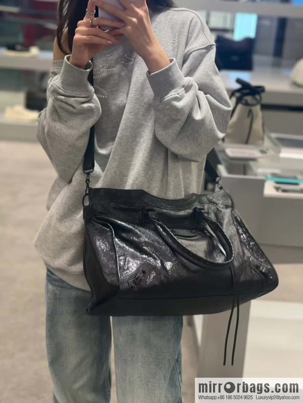 Black buckle 𝗕𝗔𝗟𝗘𝗡𝗖𝗜𝗔𝗚*𝗟𝗘 𝗖𝗜𝗧𝗬 ‼️ oversized ‼️ 084393