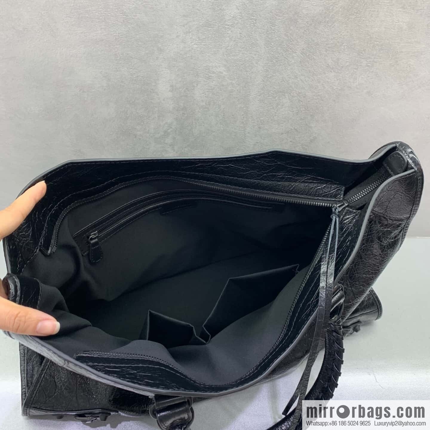 Black buckle 𝗕𝗔𝗟𝗘𝗡𝗖𝗜𝗔𝗚*𝗟𝗘 𝗖𝗜𝗧𝗬 ‼️ oversized ‼️ 084393