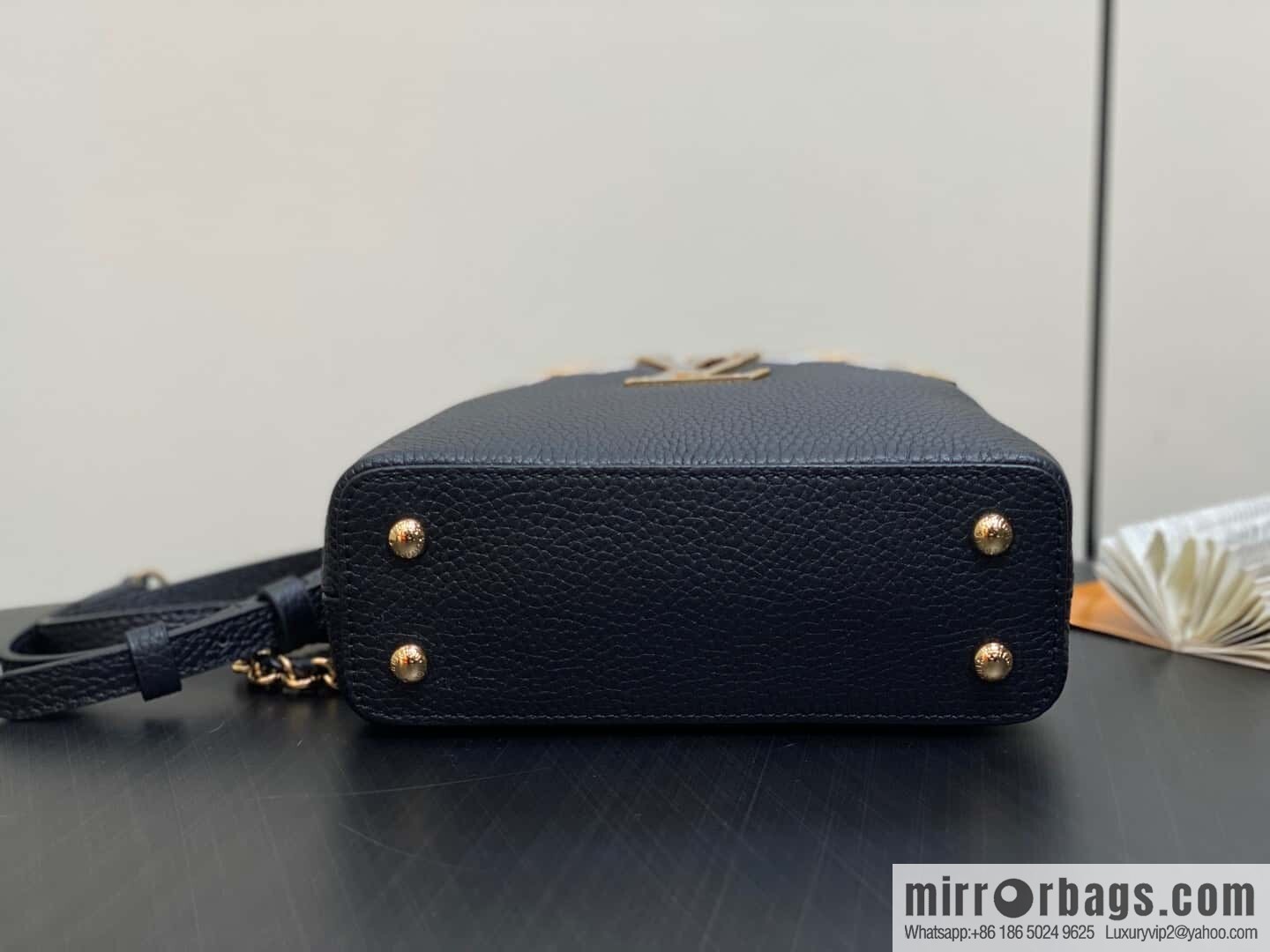 [Boutique‑grade] M12751 black full leather rhombus, full leather cap that English series Capucines mini handbag