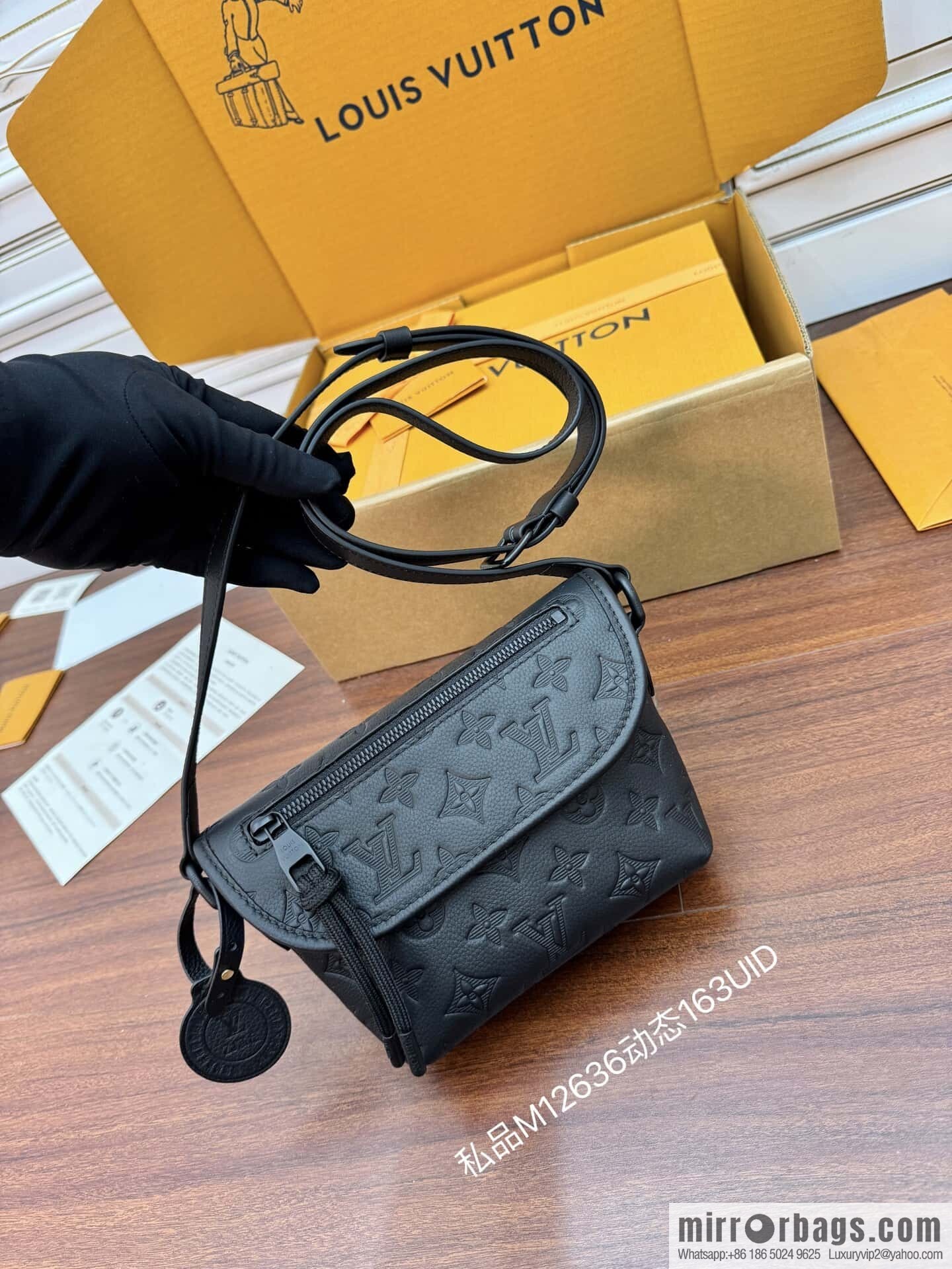 LV M12636 Pulse Wearable Wallet