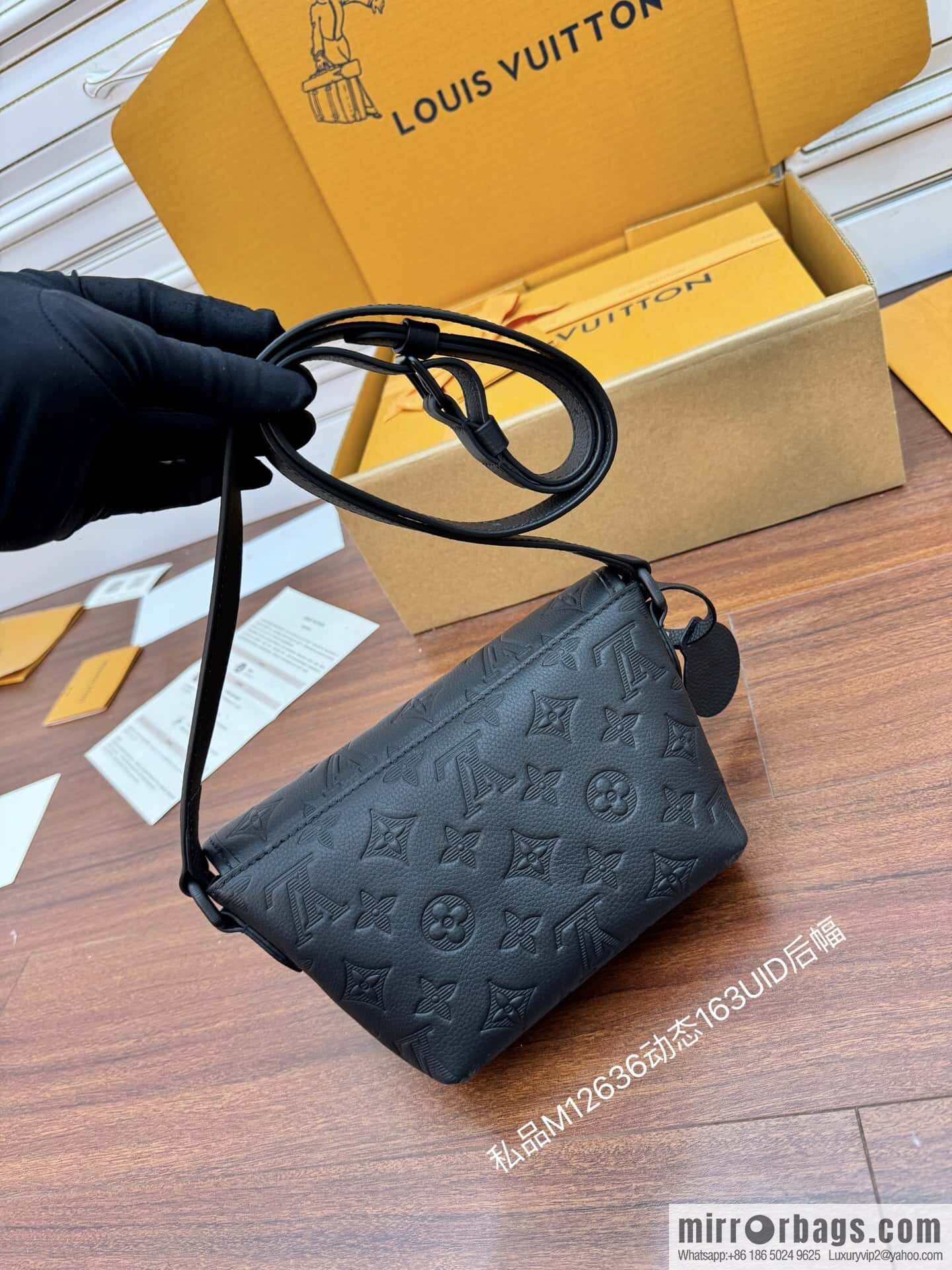 LV M12636 Pulse Wearable Wallet
