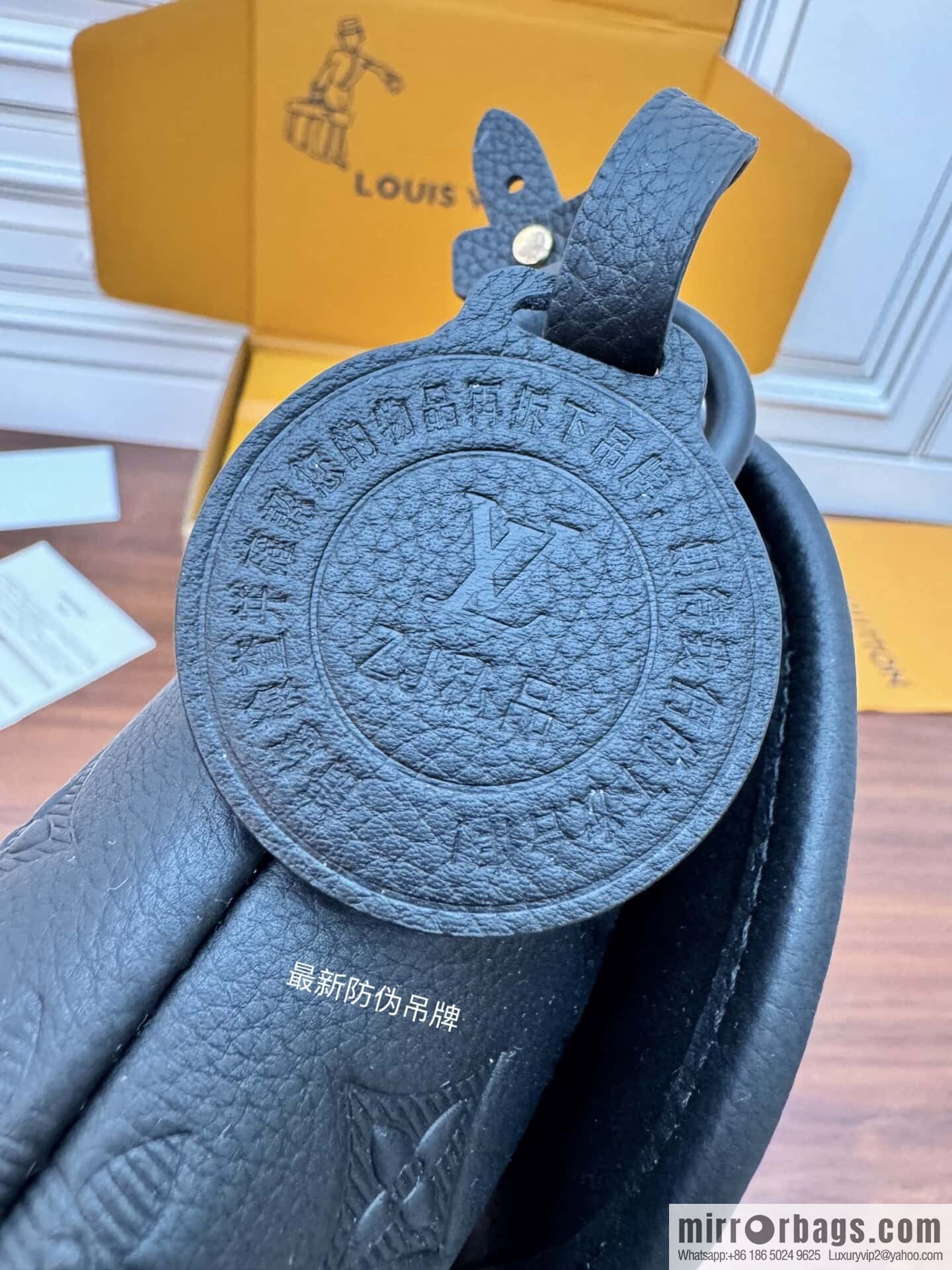 LV M12636 Pulse Wearable Wallet