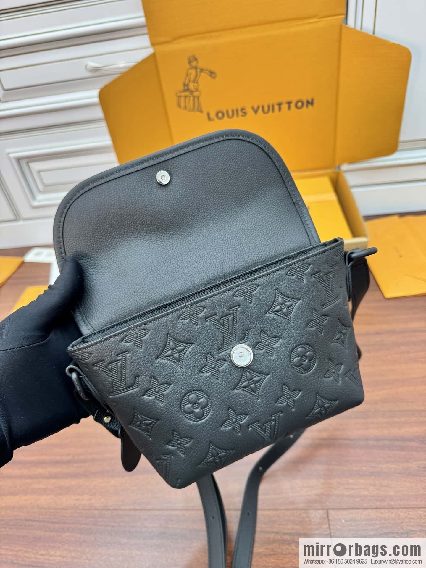 LV M12636 Pulse Wearable Wallet